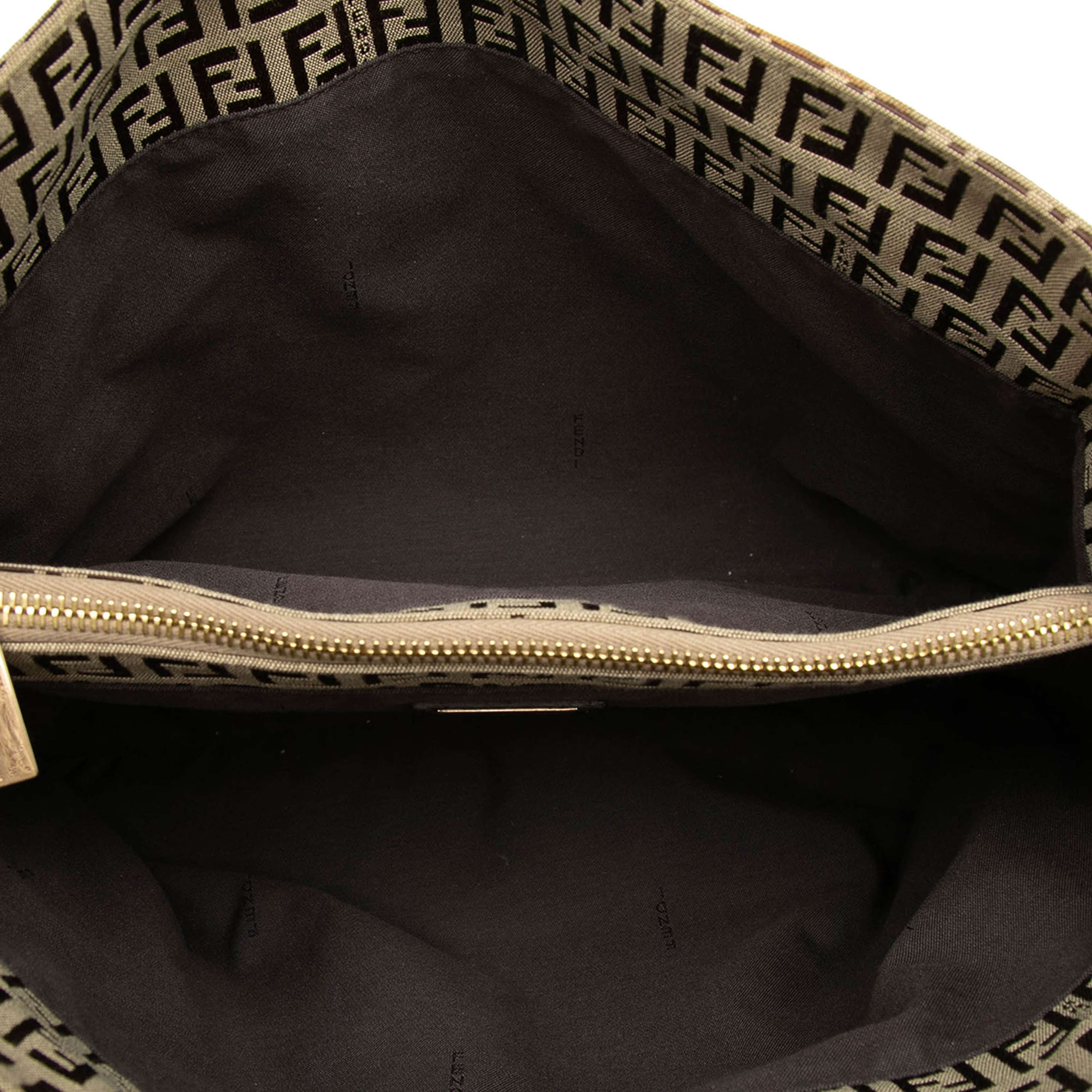 Fendi Zucchino Canvas Tote, från Luxclusif, i färgen beige. Klicka för att öppna bilden i stort format