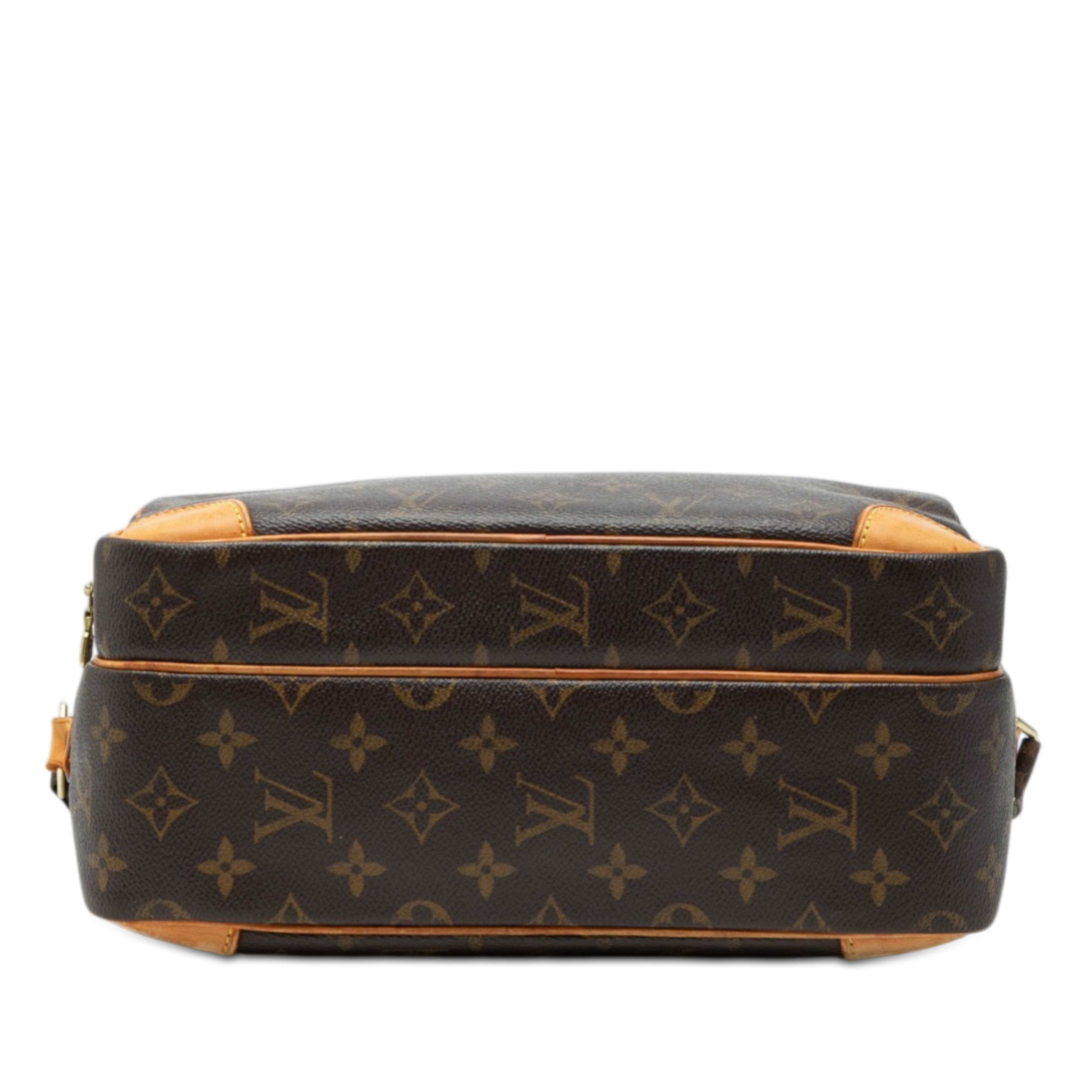 Louis Vuitton Monogram Nil Crossbody, från Luxclusif, i färgen brown. Klicka för att öppna bilden i stort format