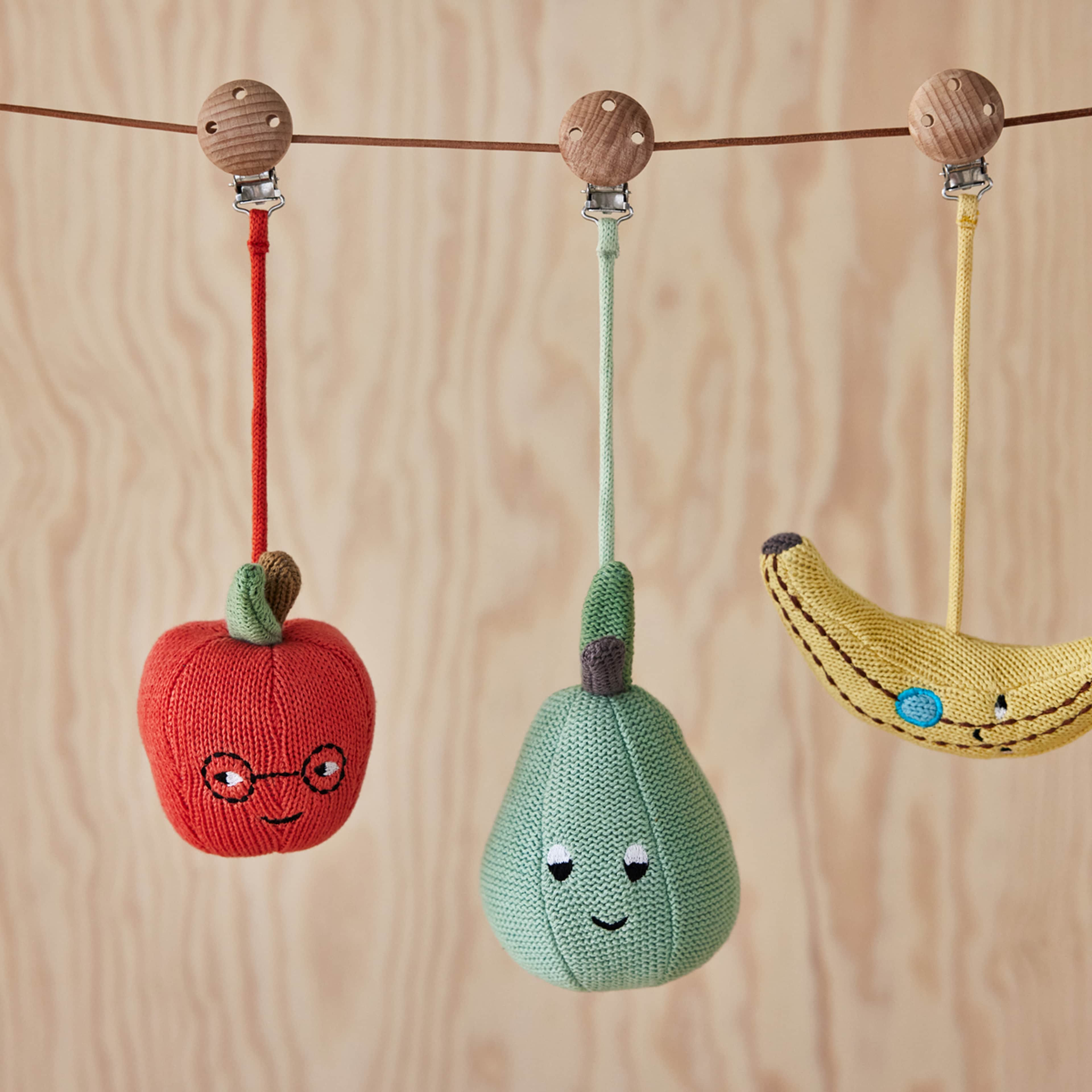 Yummy Apple Pram Toy Clip, från OYOY Mini, i färgen red. Klicka för att öppna bilden i stort format