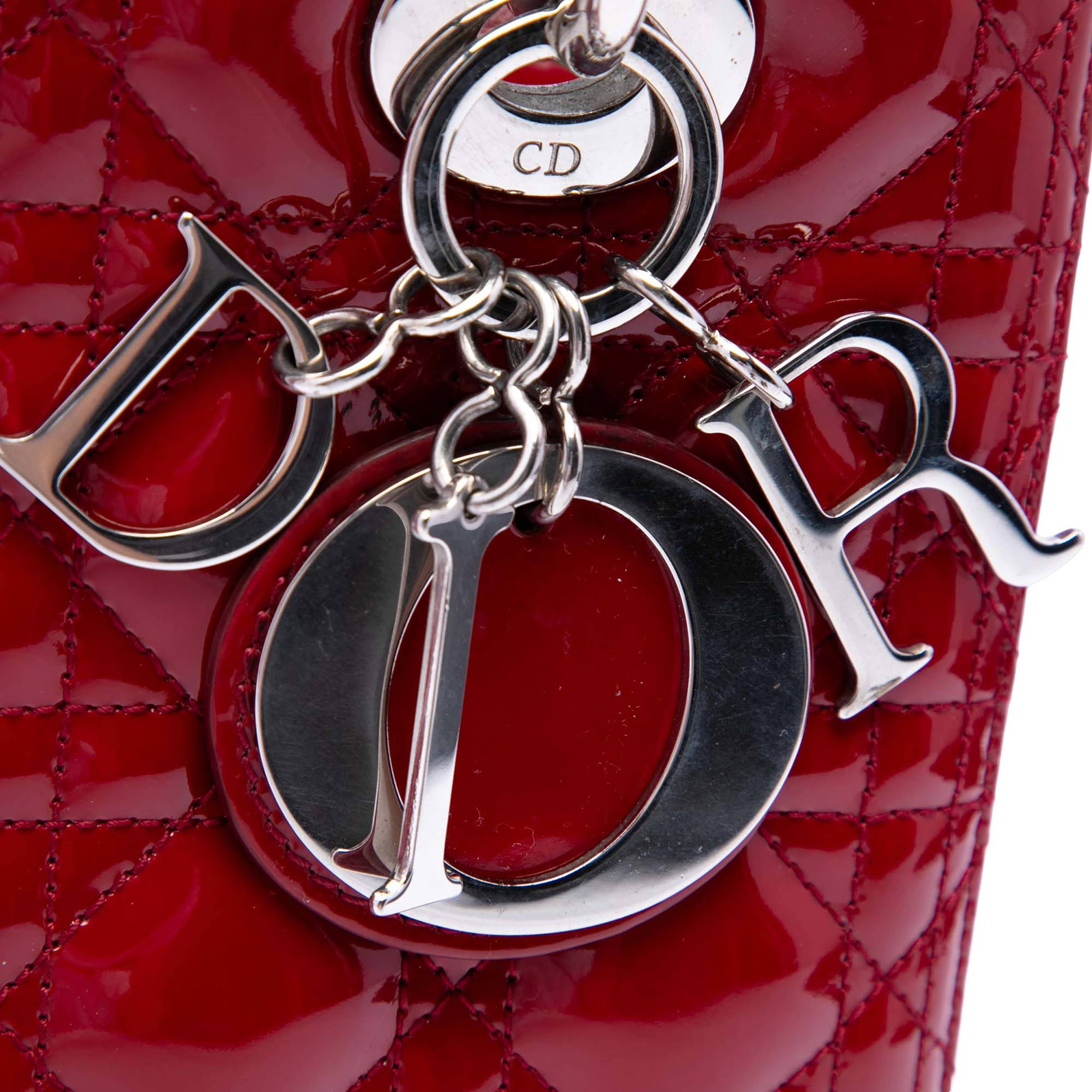 Dior Medium Patent Cannage Lady Dior, från Luxclusif, i färgen röd. Klicka för att öppna bilden i stort format