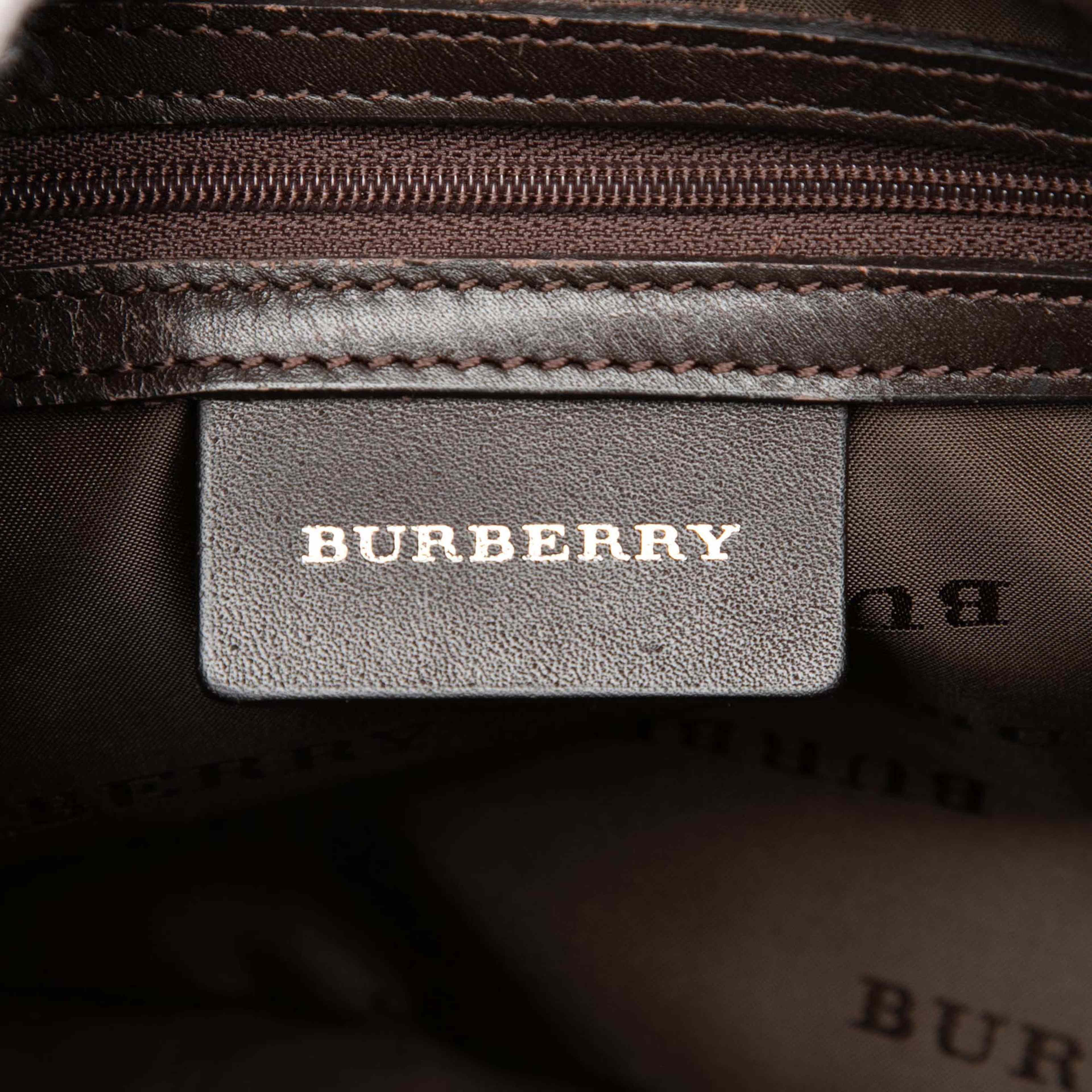 Burberry Nova Check Canvas Shoulder Bag, från Luxclusif, i färgen beige. Klicka för att öppna bilden i stort format