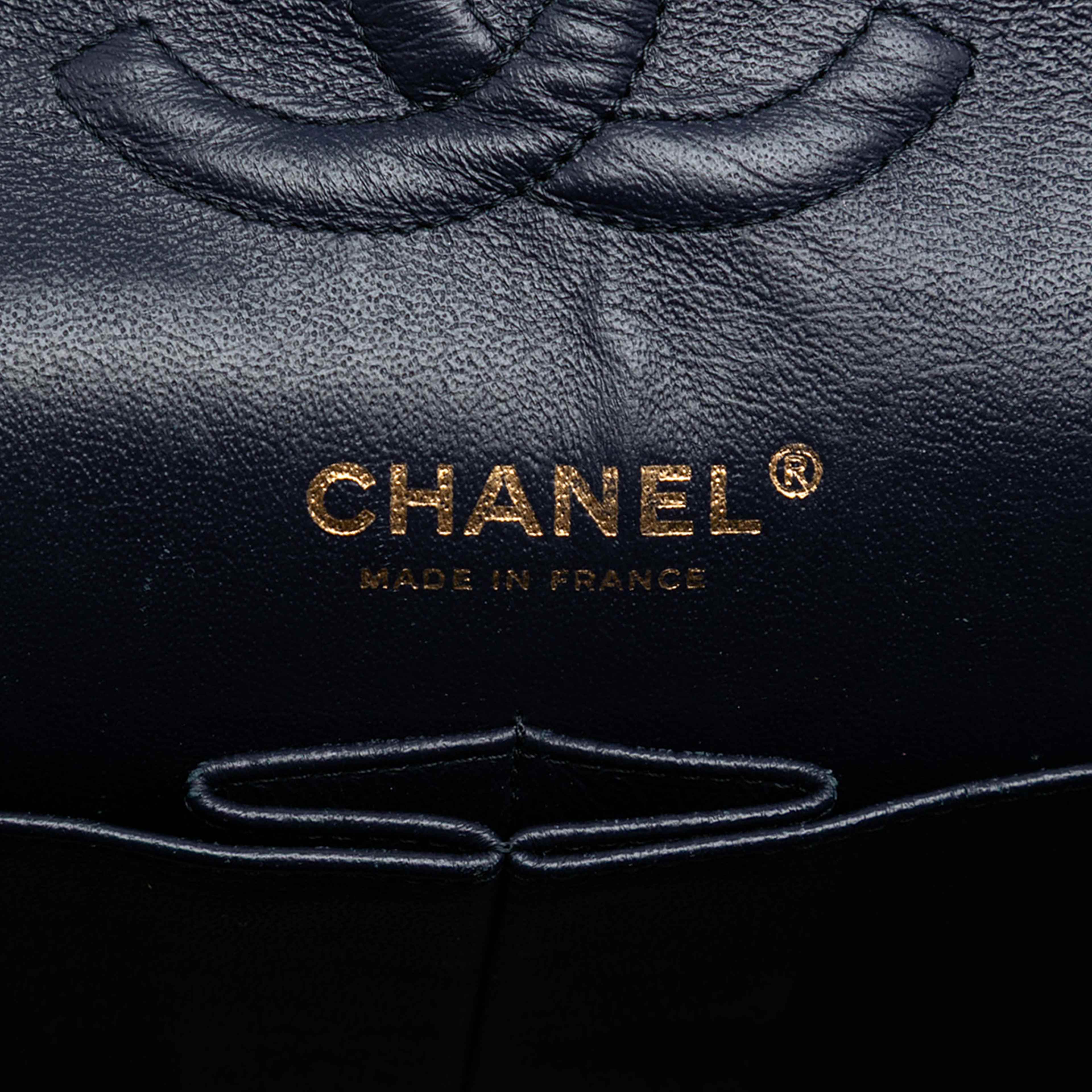 Chanel Medium Classic Caviar Double Flap, från Luxclusif, i färgen navy. Klicka för att öppna bilden i stort format