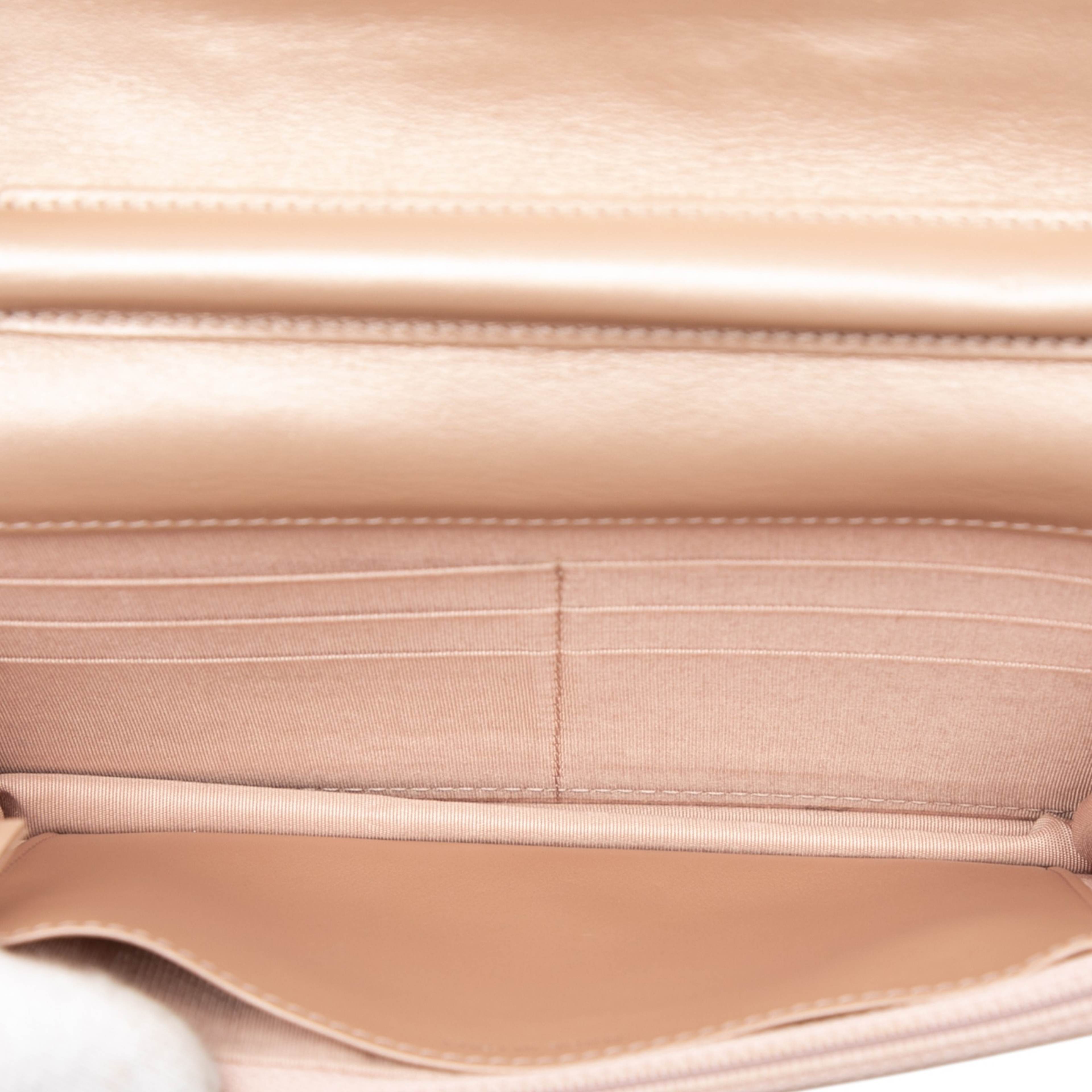 Chanel Cc Embossed Lambskin Camellia Wallet On Chain, från Luxclusif, i färgen pink. Klicka för att öppna bilden i stort format