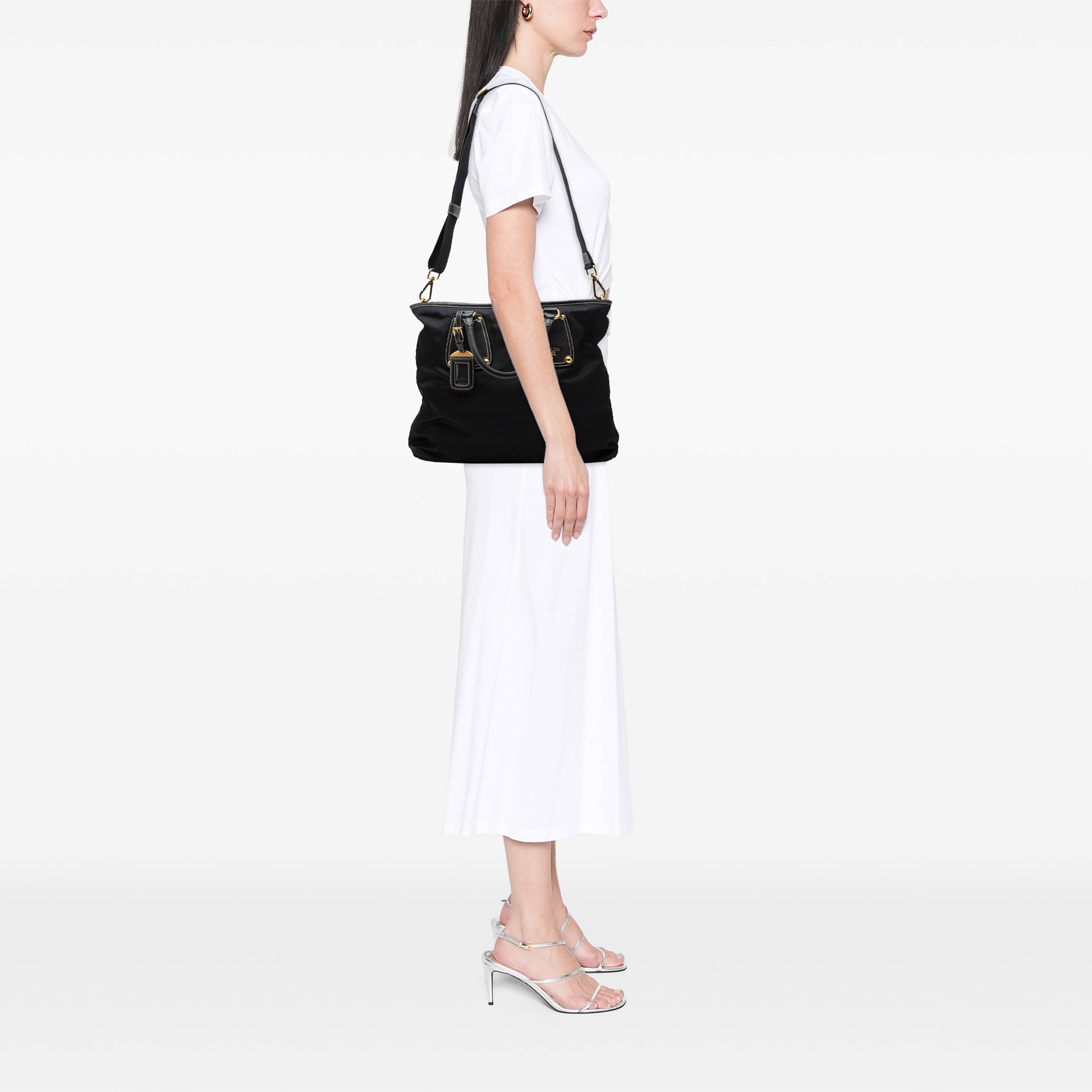 Prada Saffiano Trimmed Tessuto Satchel, från Luxclusif, i färgen svart. Klicka för att öppna bilden i stort format