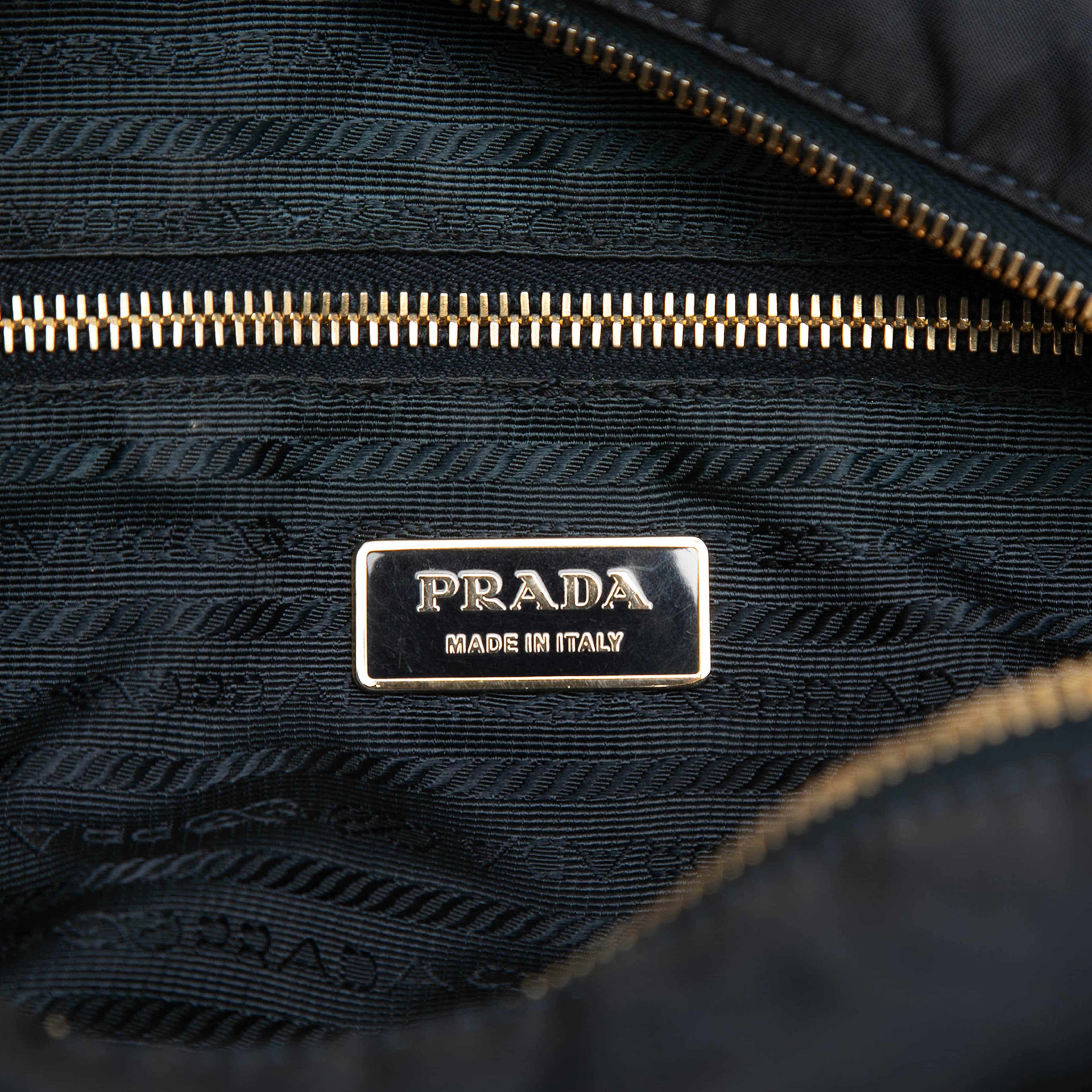 Prada Saffiano Trimmed Tessuto Satchel, från Luxclusif, i färgen svart. Klicka för att öppna bilden i stort format