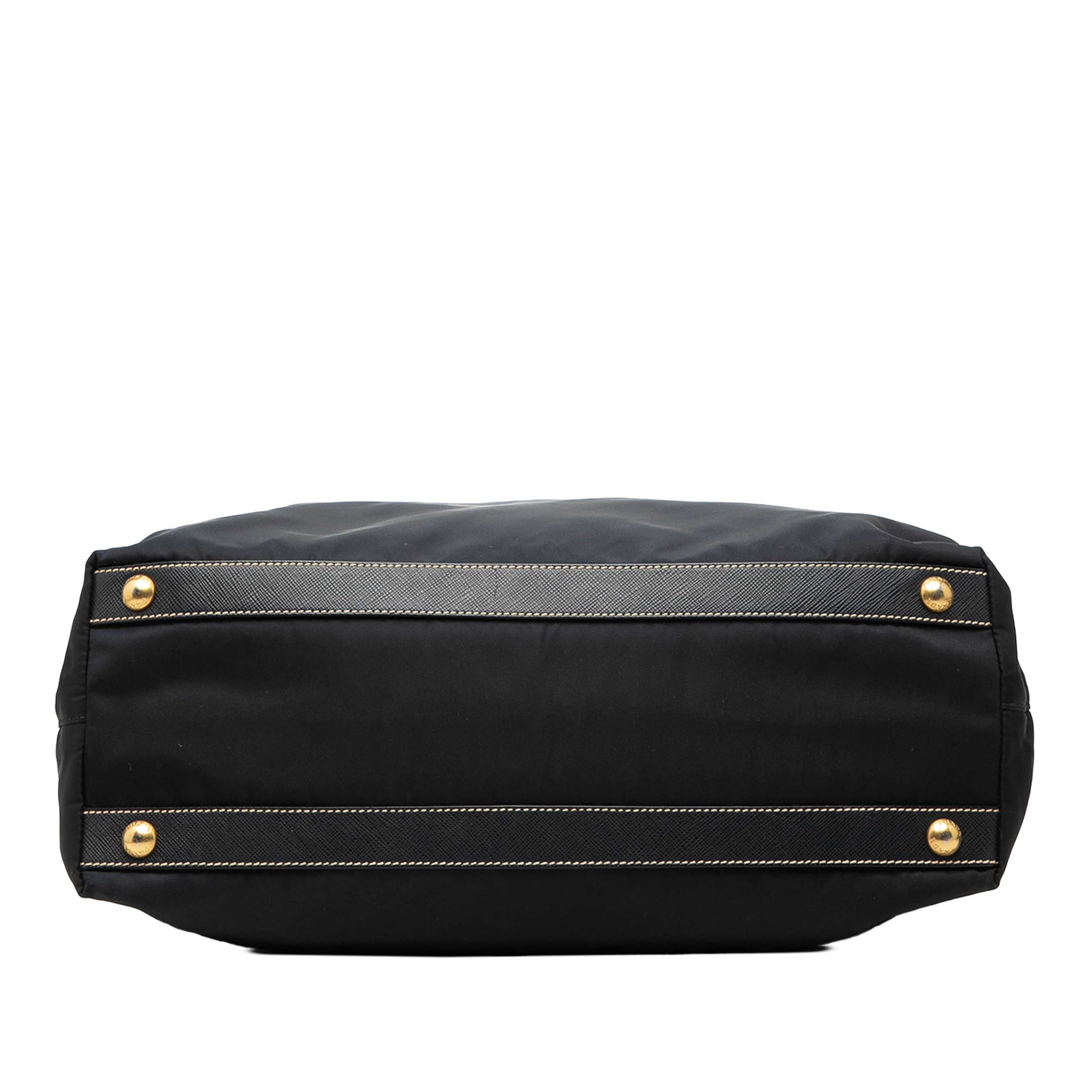Prada Saffiano Trimmed Tessuto Satchel, från Luxclusif, i färgen svart. Klicka för att öppna bilden i stort format