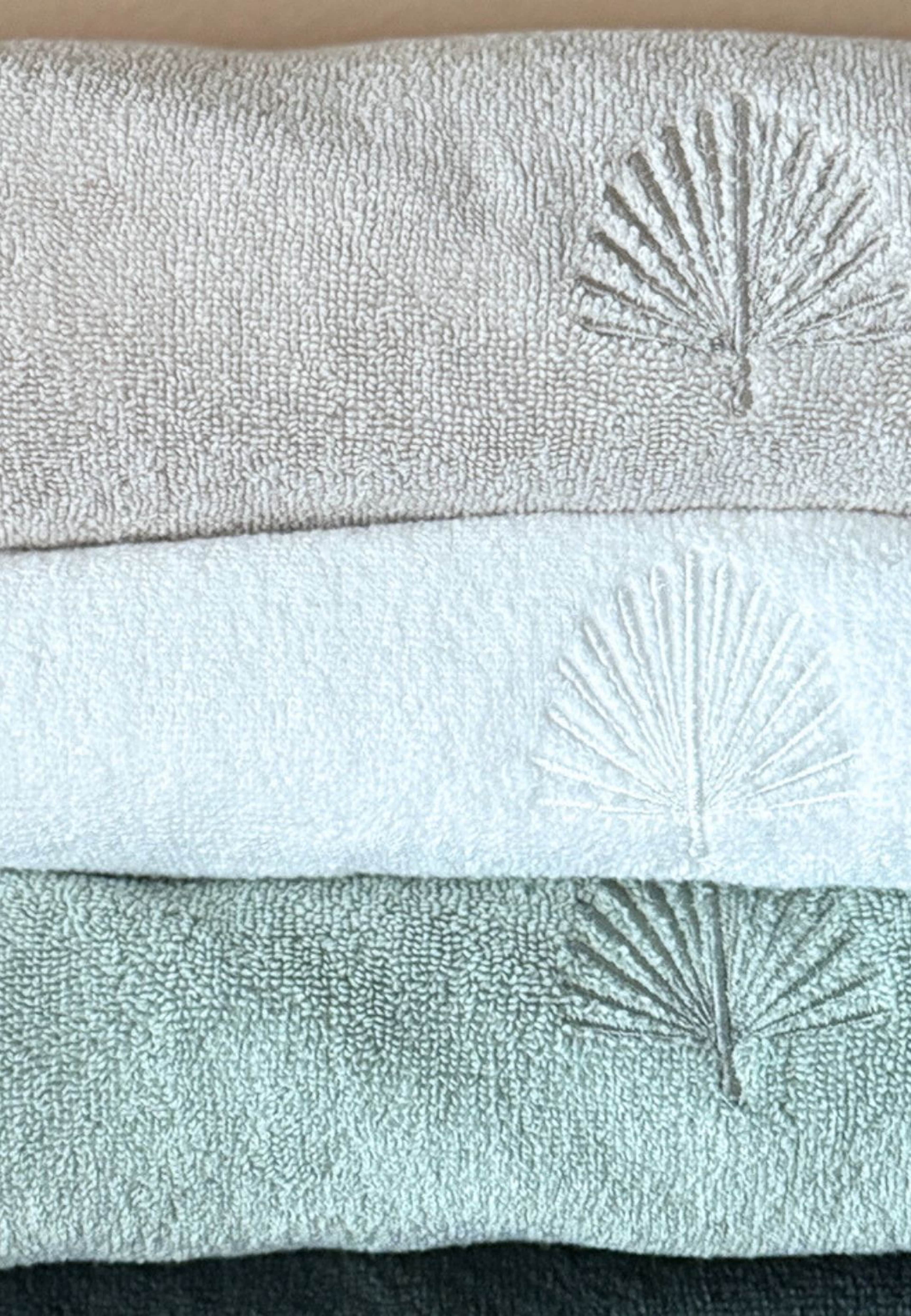 Fluffy Habits - Badhandduk 90x150cm, från Home of ESS, i färgen champagne. Klicka för att öppna bilden i stort format