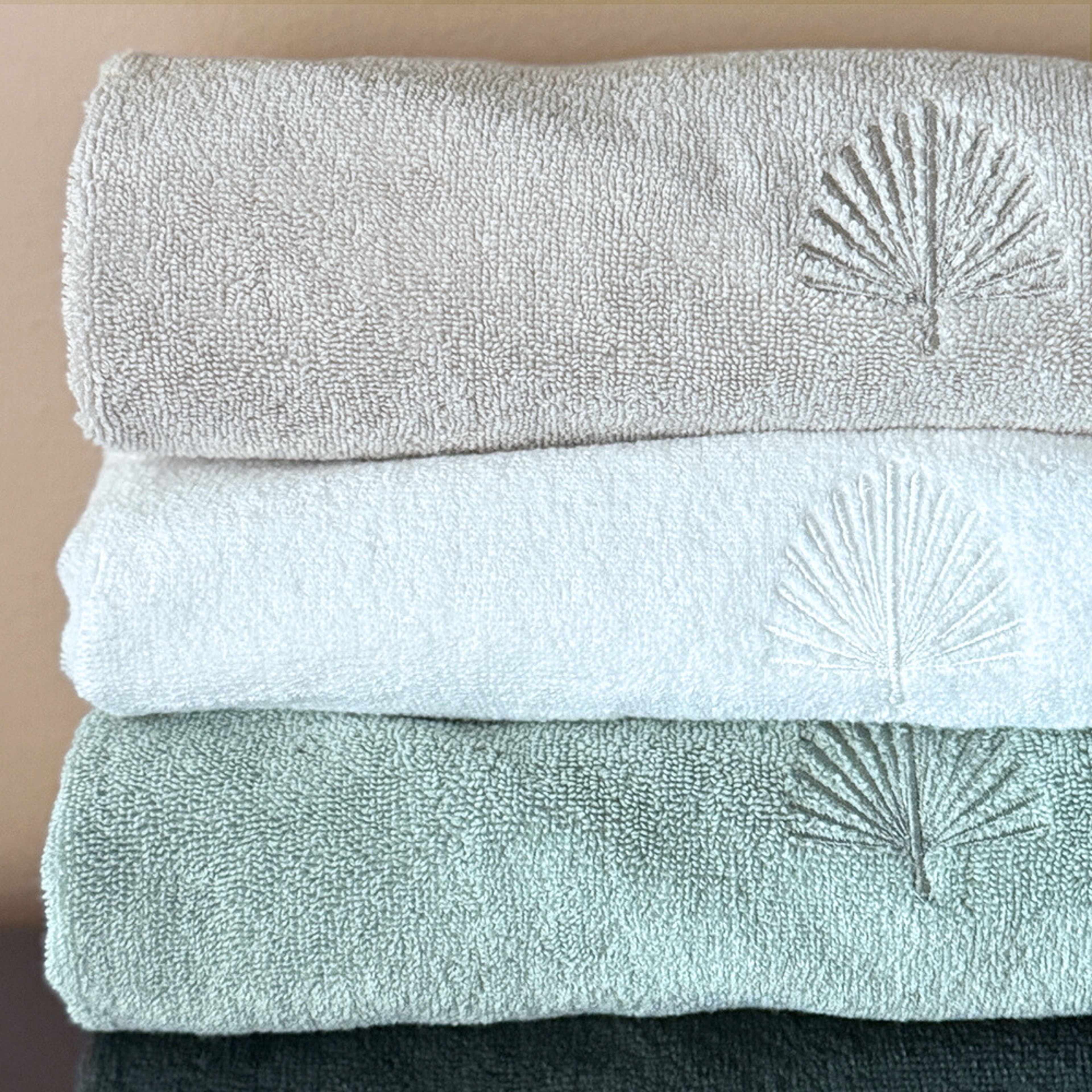 Fluffy Habits - Badhandduk 90x150cm, från Home of ESS, i färgen champagne. Klicka för att öppna bilden i stort format