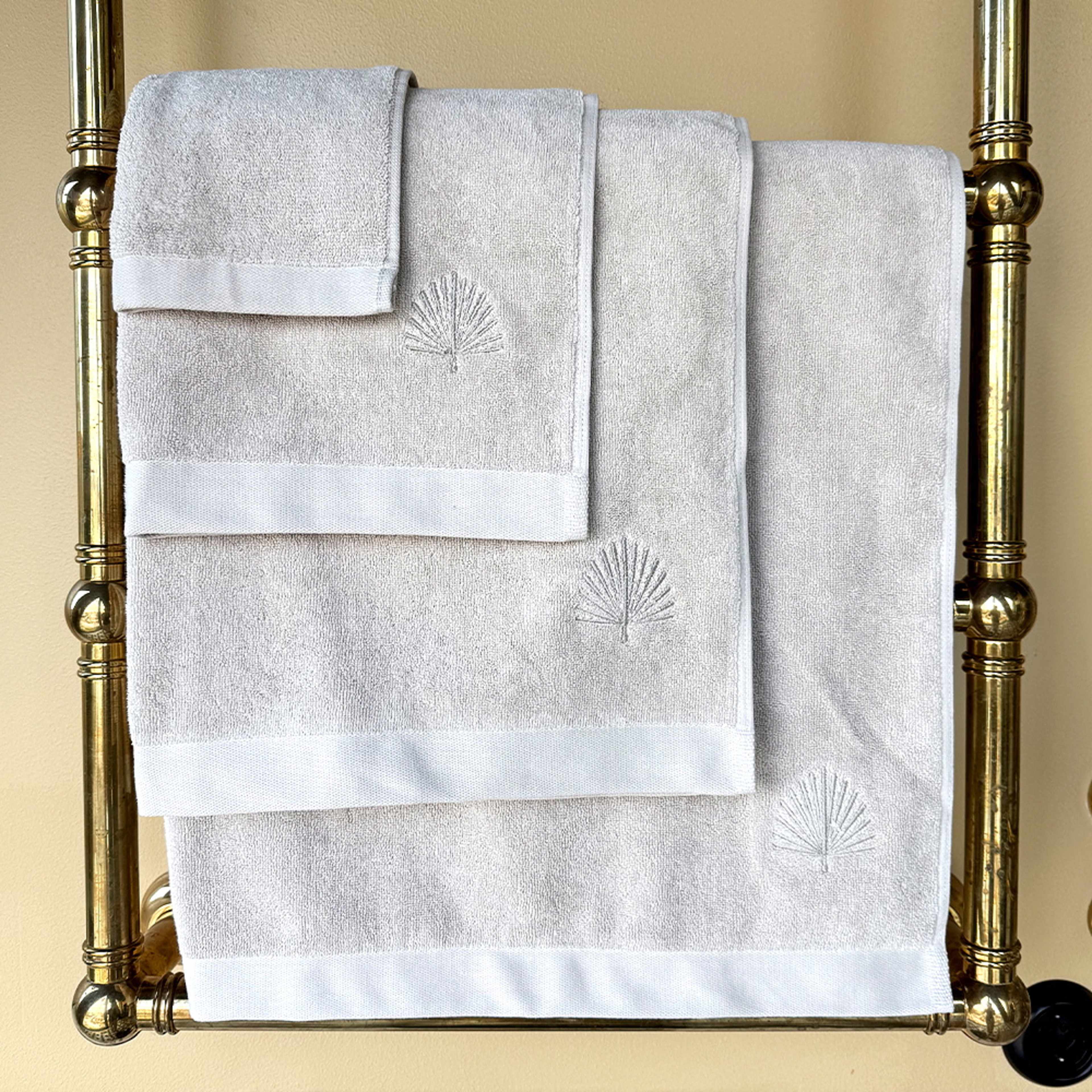 Fluffy Habits - Badhandduk 90x150cm, från Home of ESS, i färgen champagne. Klicka för att öppna bilden i stort format