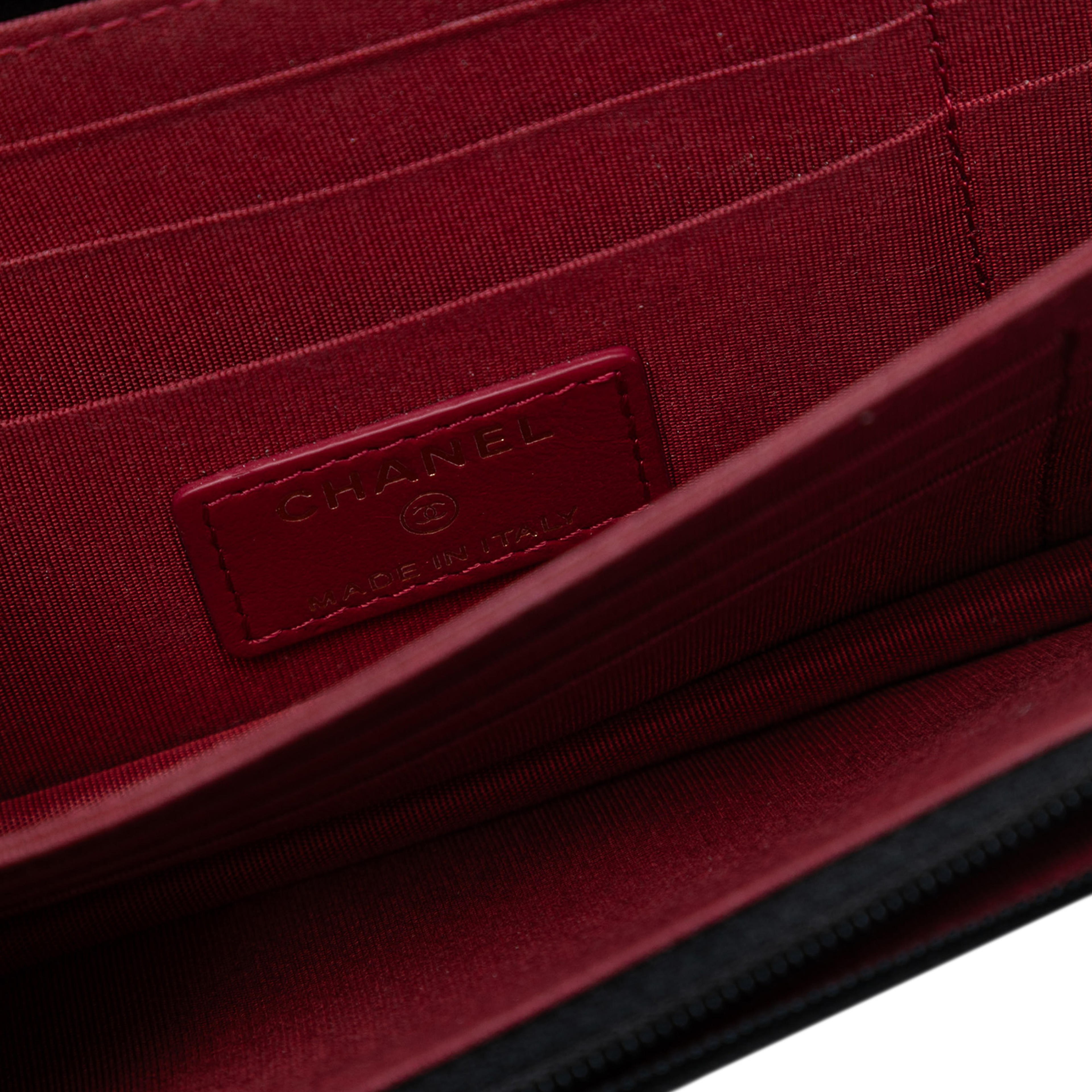 Chanel Lambskin Romance Wallet On Chain, från Luxclusif, i färgen black. Klicka för att öppna bilden i stort format