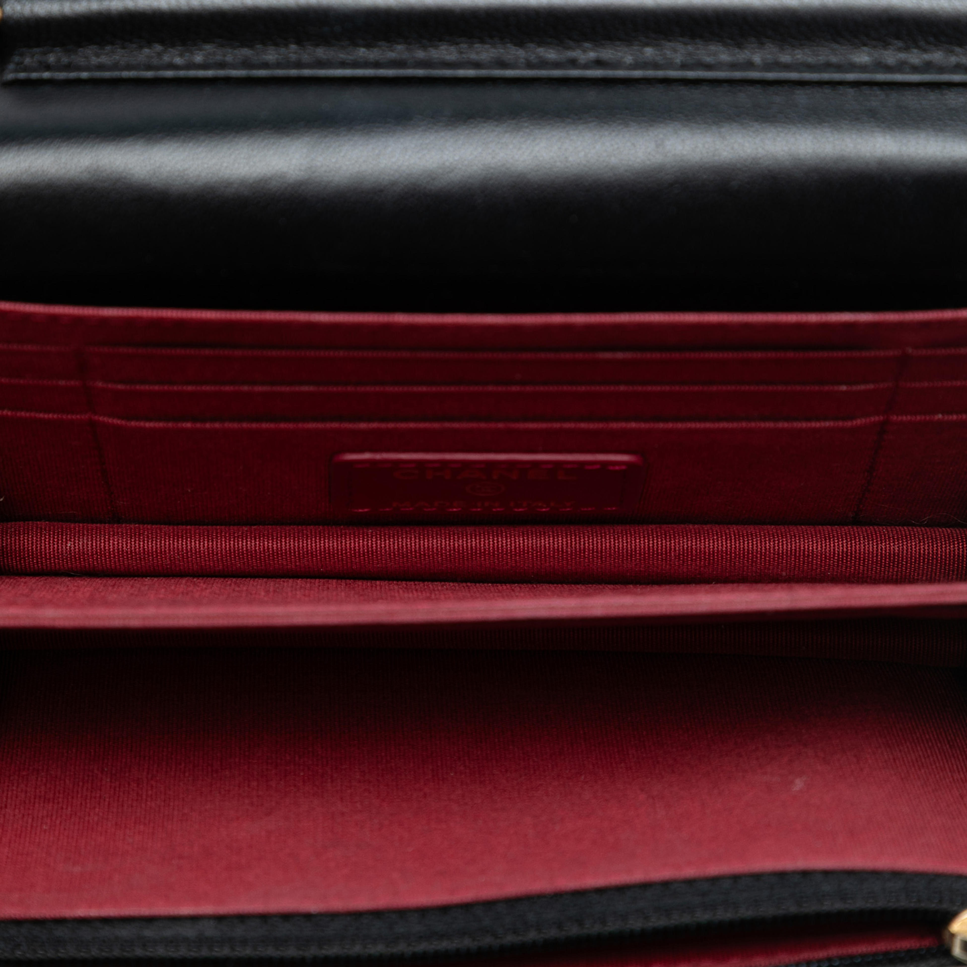 Chanel Lambskin Romance Wallet On Chain, från Luxclusif, i färgen black. Klicka för att öppna bilden i stort format