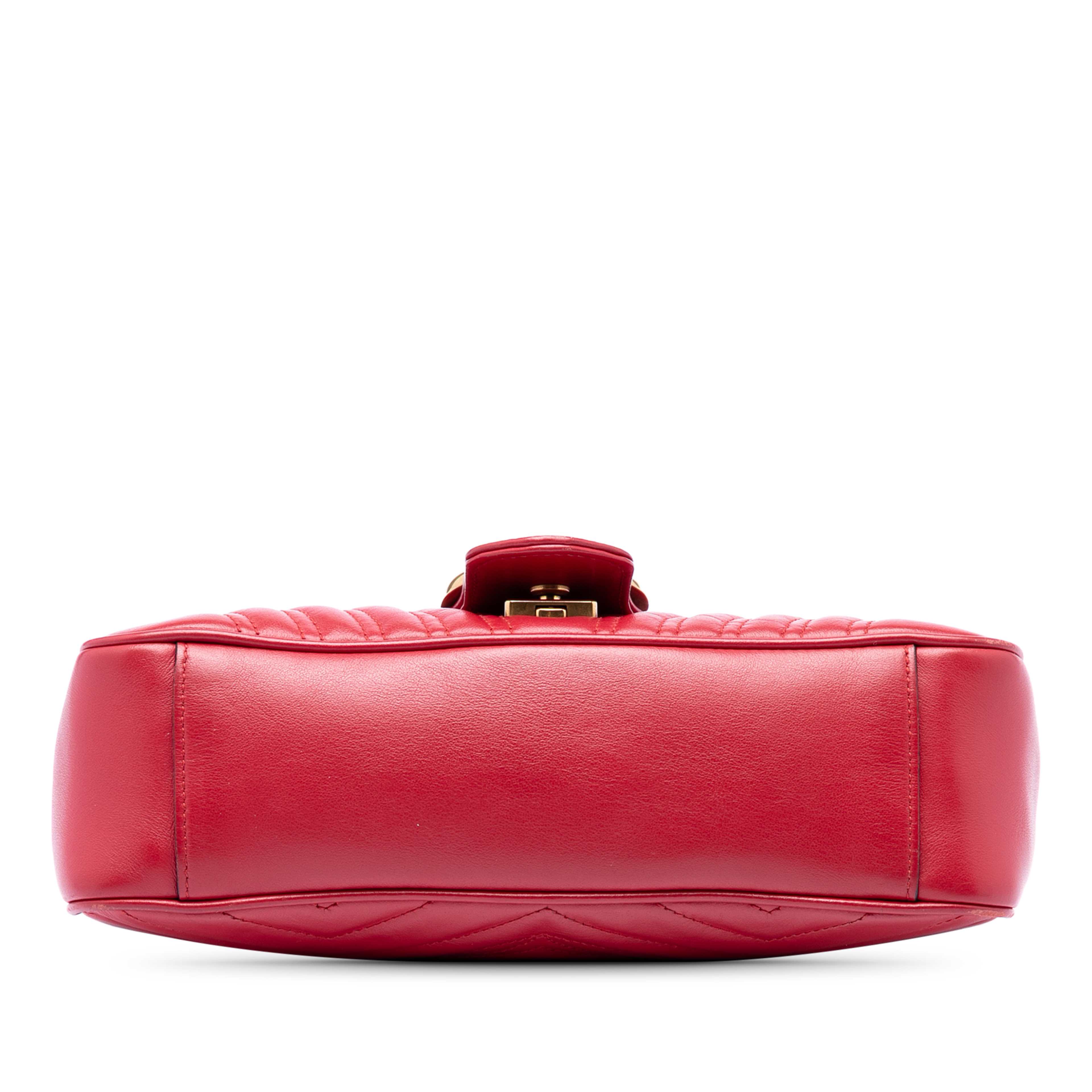 Gucci Medium Gg Marmont Matelasse Leather Shoulder Bag, från Luxclusif, i färgen red. Klicka för att öppna bilden i stort format