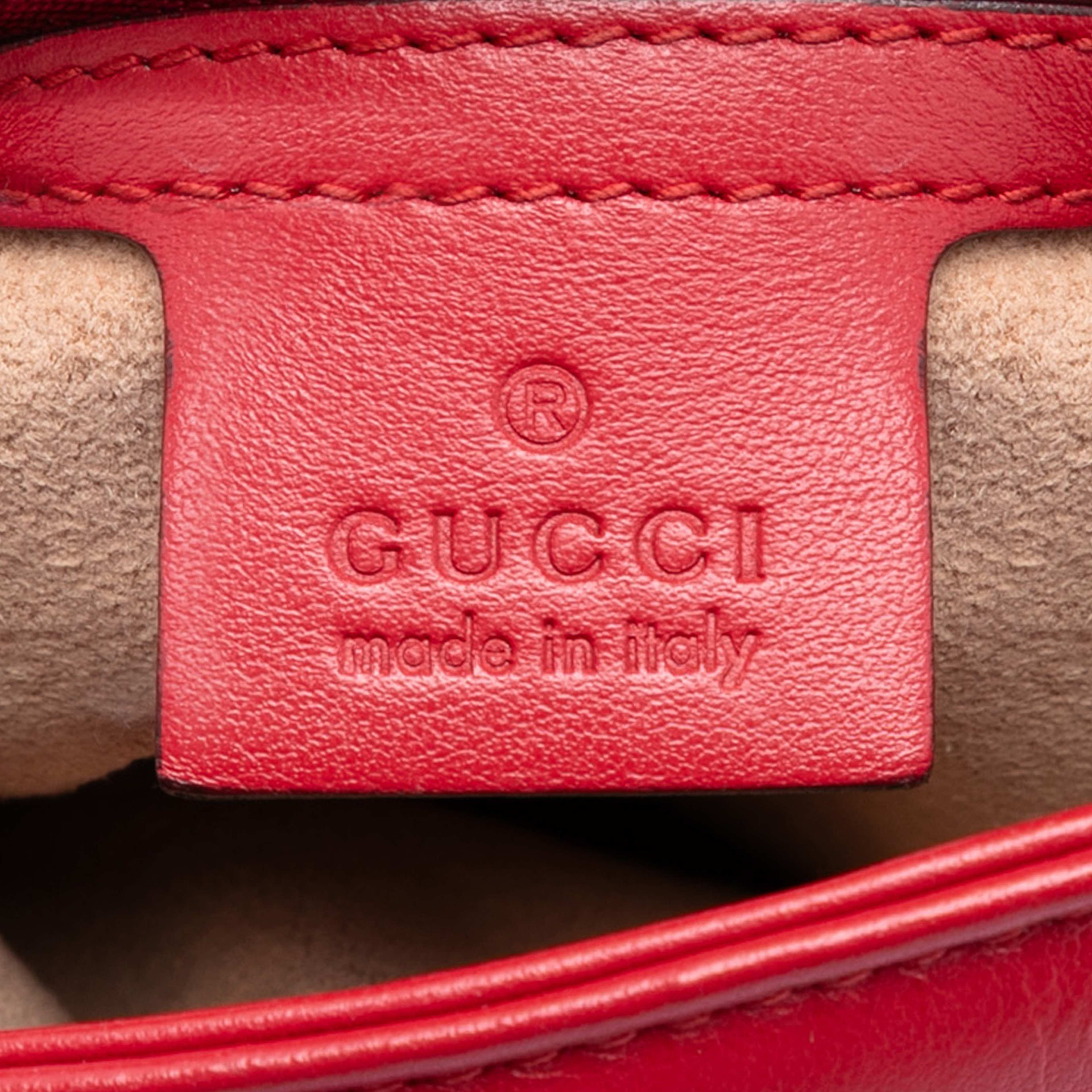Gucci Medium Gg Marmont Matelasse Leather Shoulder Bag, från Luxclusif, i färgen red. Klicka för att öppna bilden i stort format