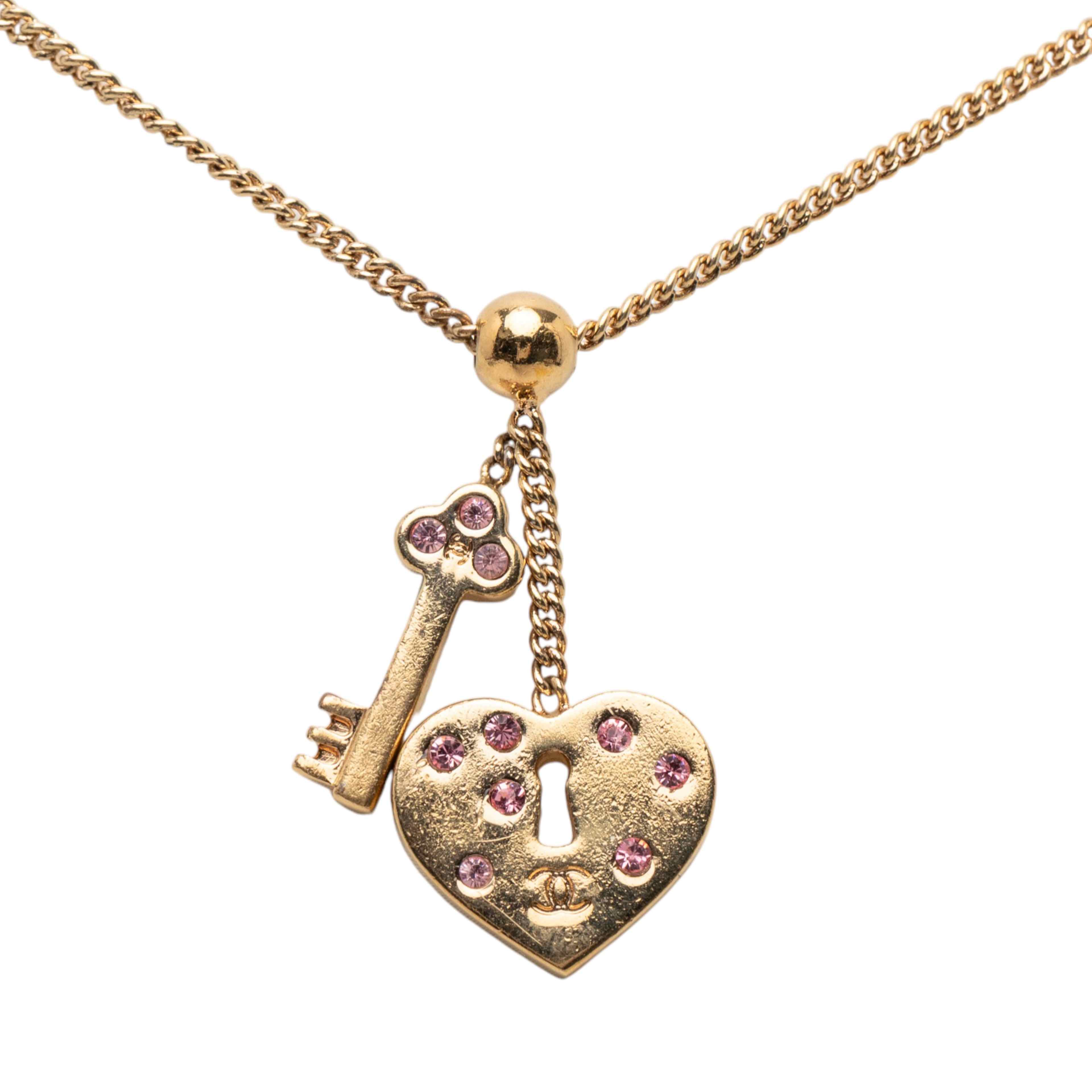 Chanel Gold Plated Heart Lock And Key Pendant Necklace, från Luxclusif, i färgen gold. Klicka för att öppna bilden i stort format