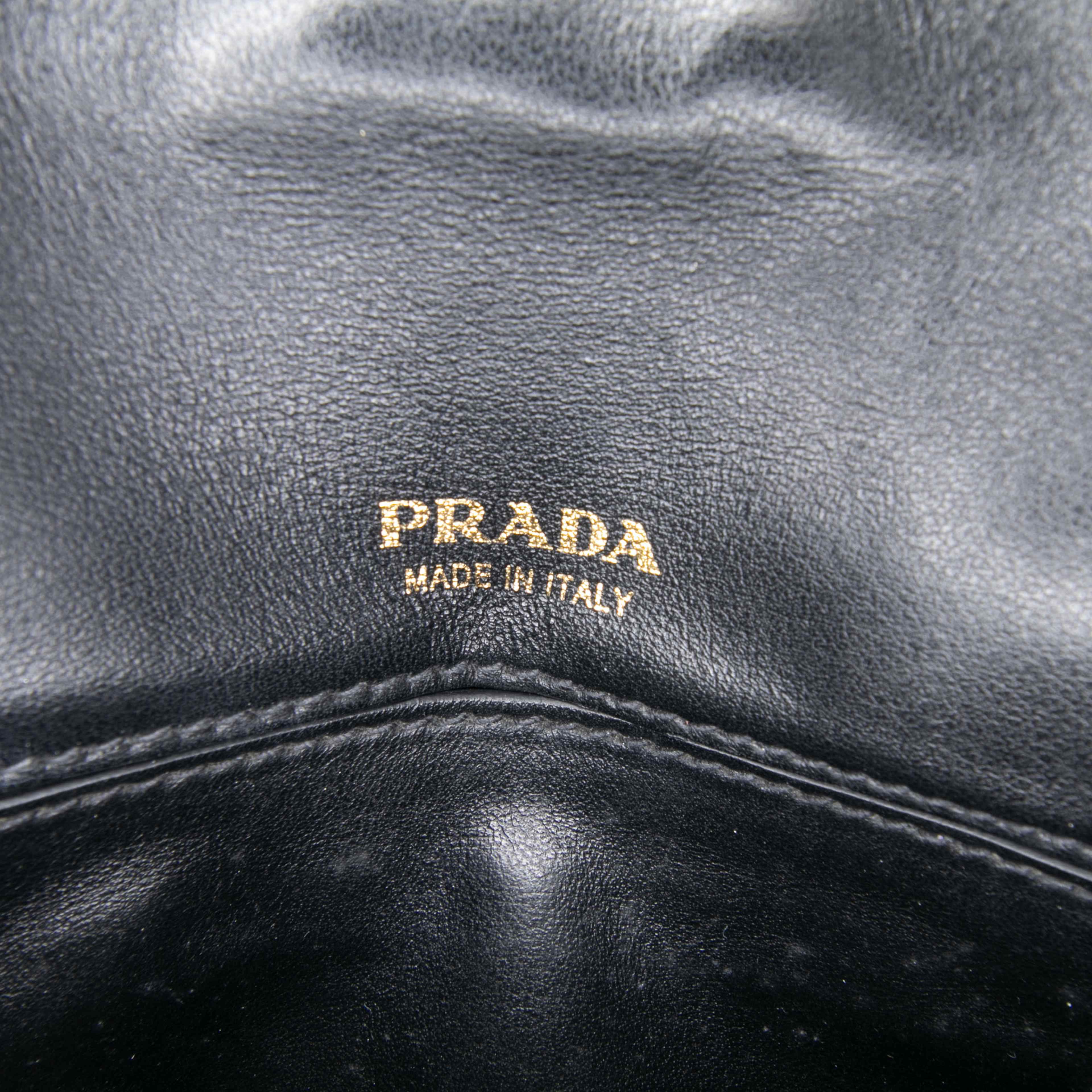 Prada Impuntu Velluto Corsaire Convertible Belt Bag, från Luxclusif, i färgen black. Klicka för att öppna bilden i stort format