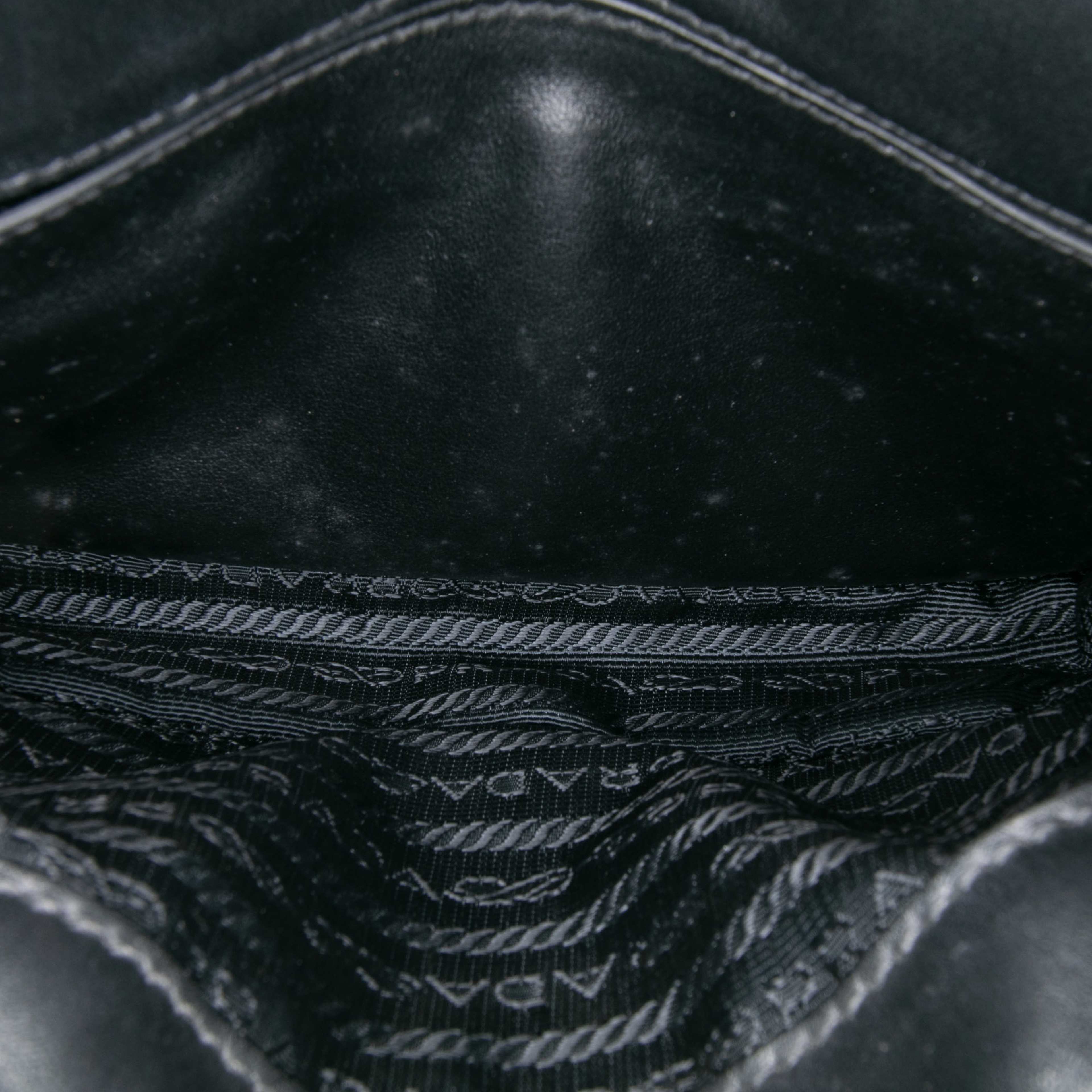 Prada Impuntu Velluto Corsaire Convertible Belt Bag, från Luxclusif, i färgen black. Klicka för att öppna bilden i stort format