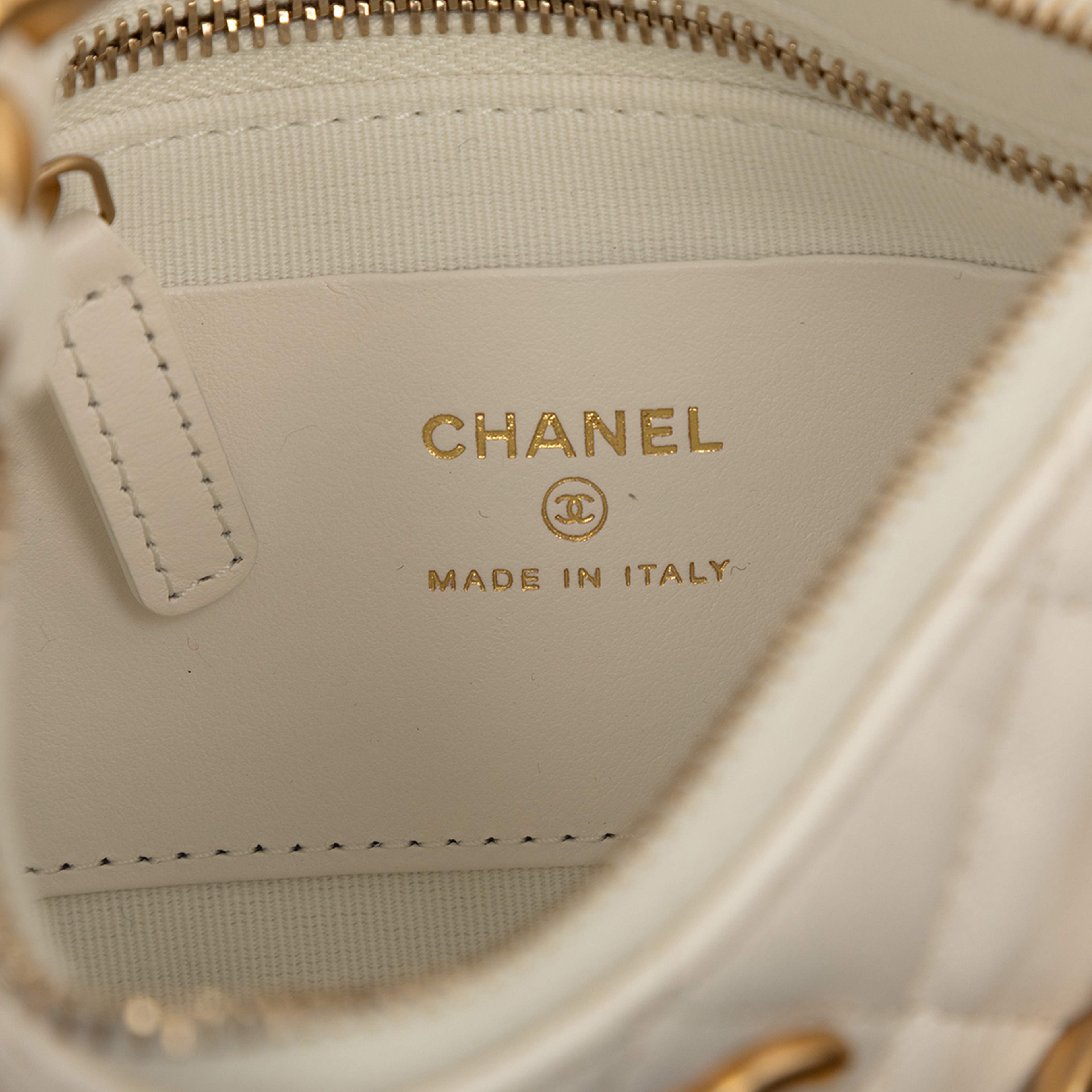 Chanel Cc Quilted Lambskin Trendy Chain Around Hobo, från Luxclusif, i färgen ivory. Klicka för att öppna bilden i stort format