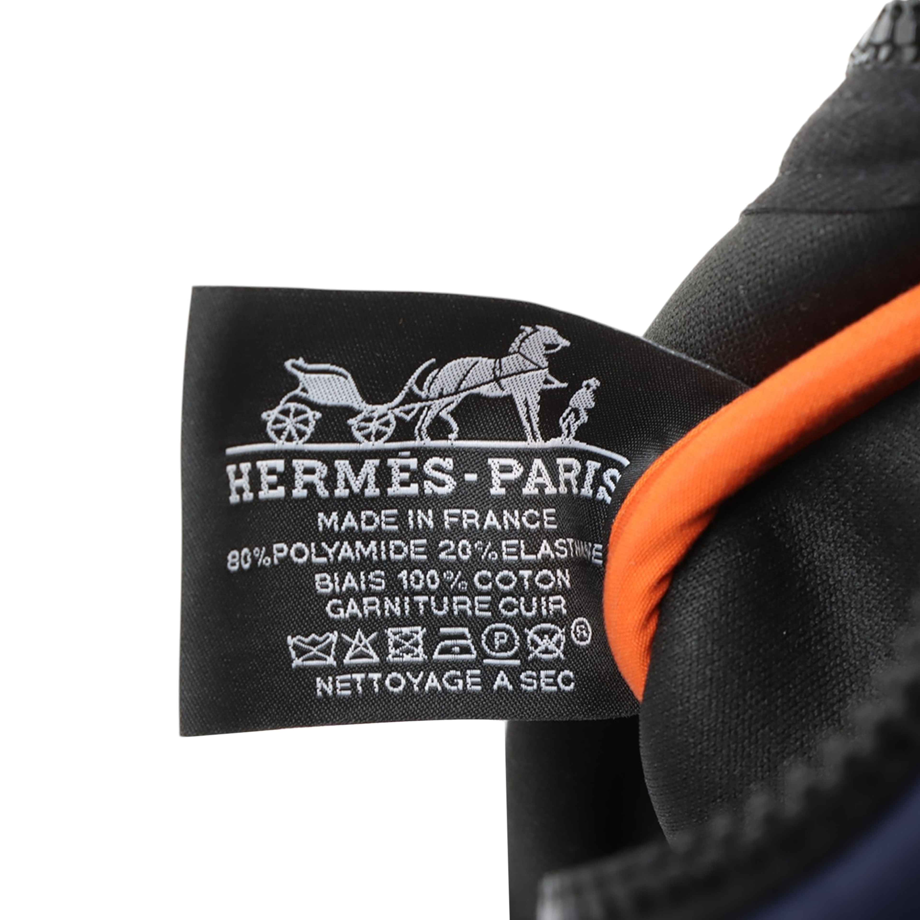 Hermès Medium Neoprene Neobain Case, från Luxclusif, i färgen navy. Klicka för att öppna bilden i stort format