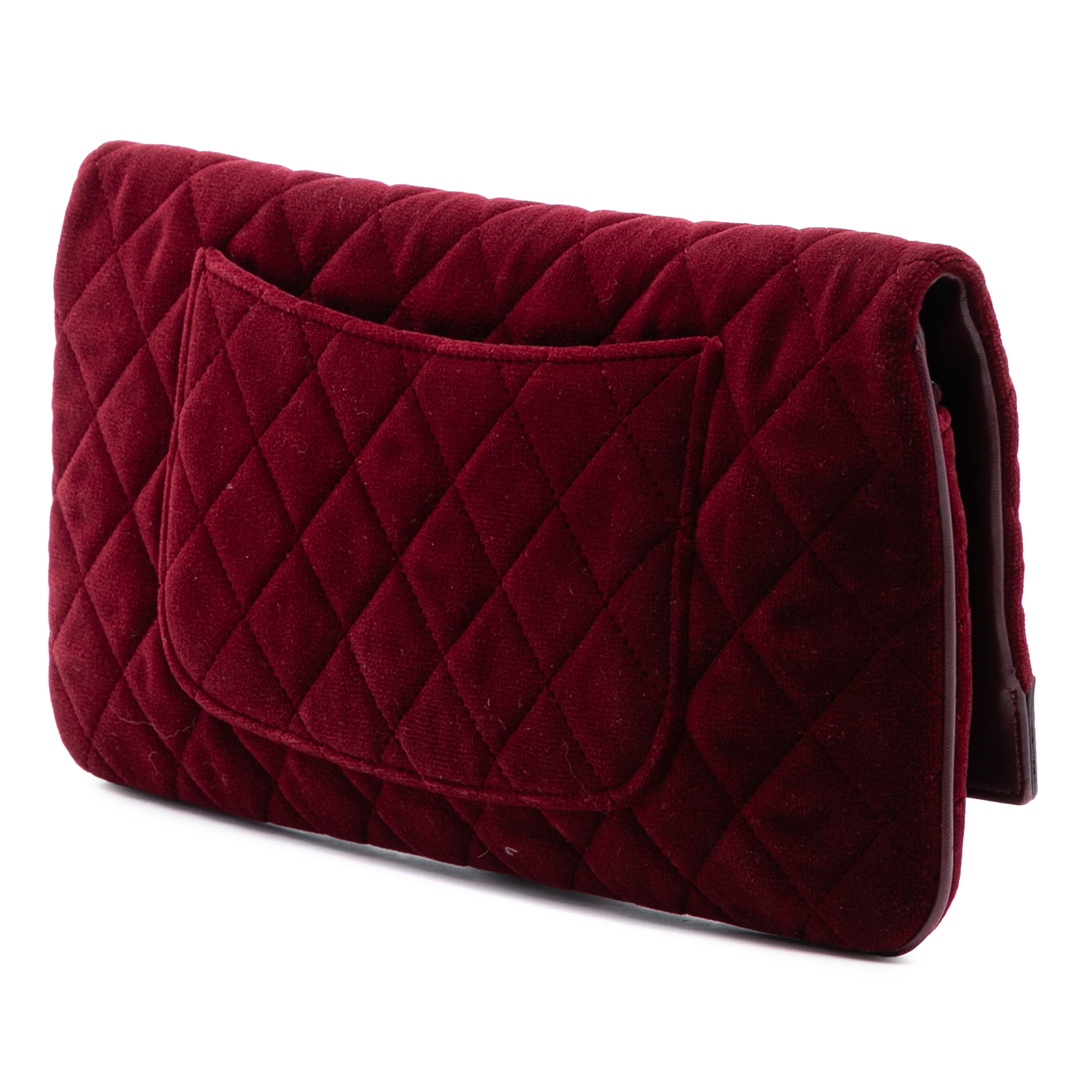 Chanel Quilted Velvet 31 Clutch, från Luxclusif, i färgen burgundy. Klicka för att öppna bilden i stort format
