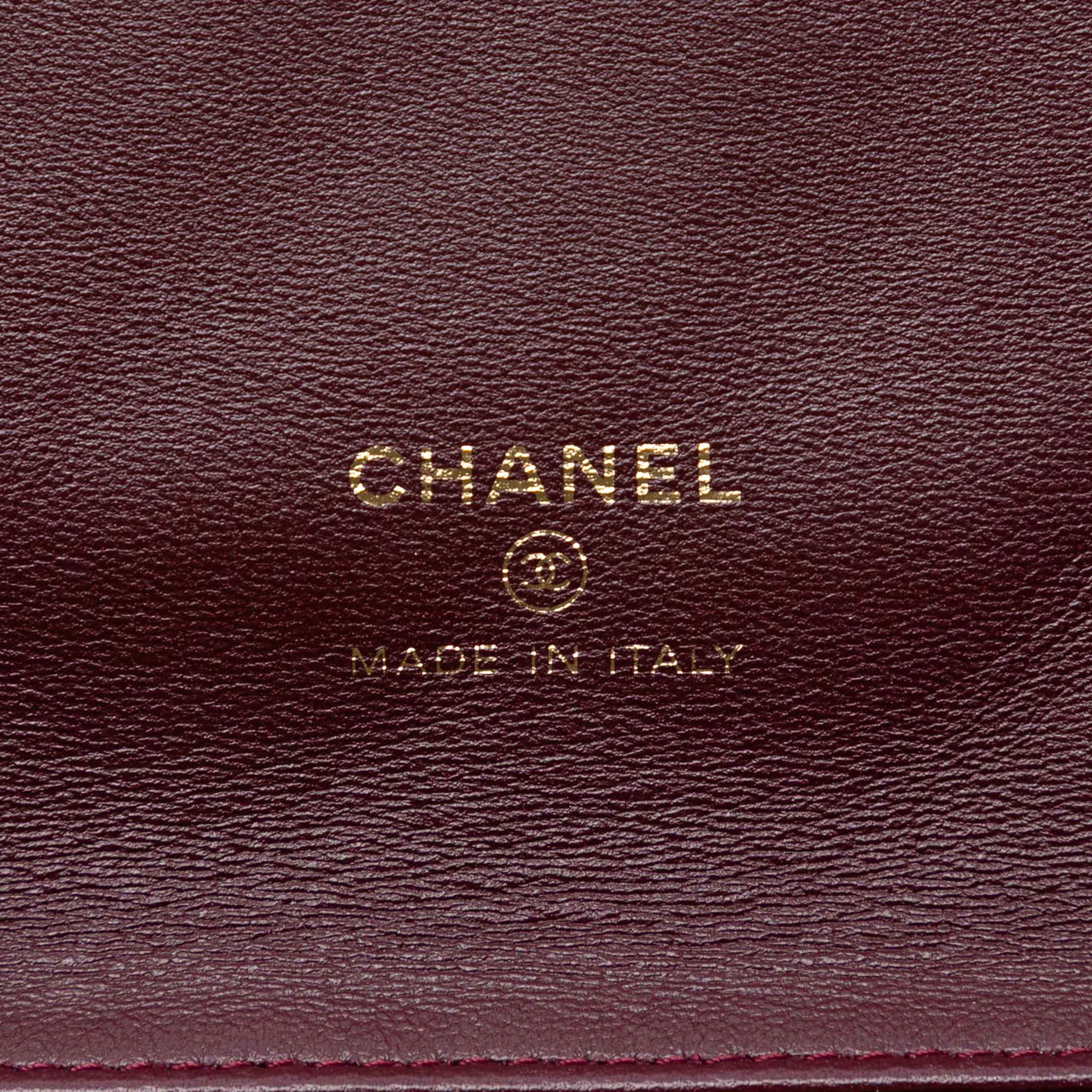 Chanel Quilted Velvet 31 Clutch, från Luxclusif, i färgen burgundy. Klicka för att öppna bilden i stort format