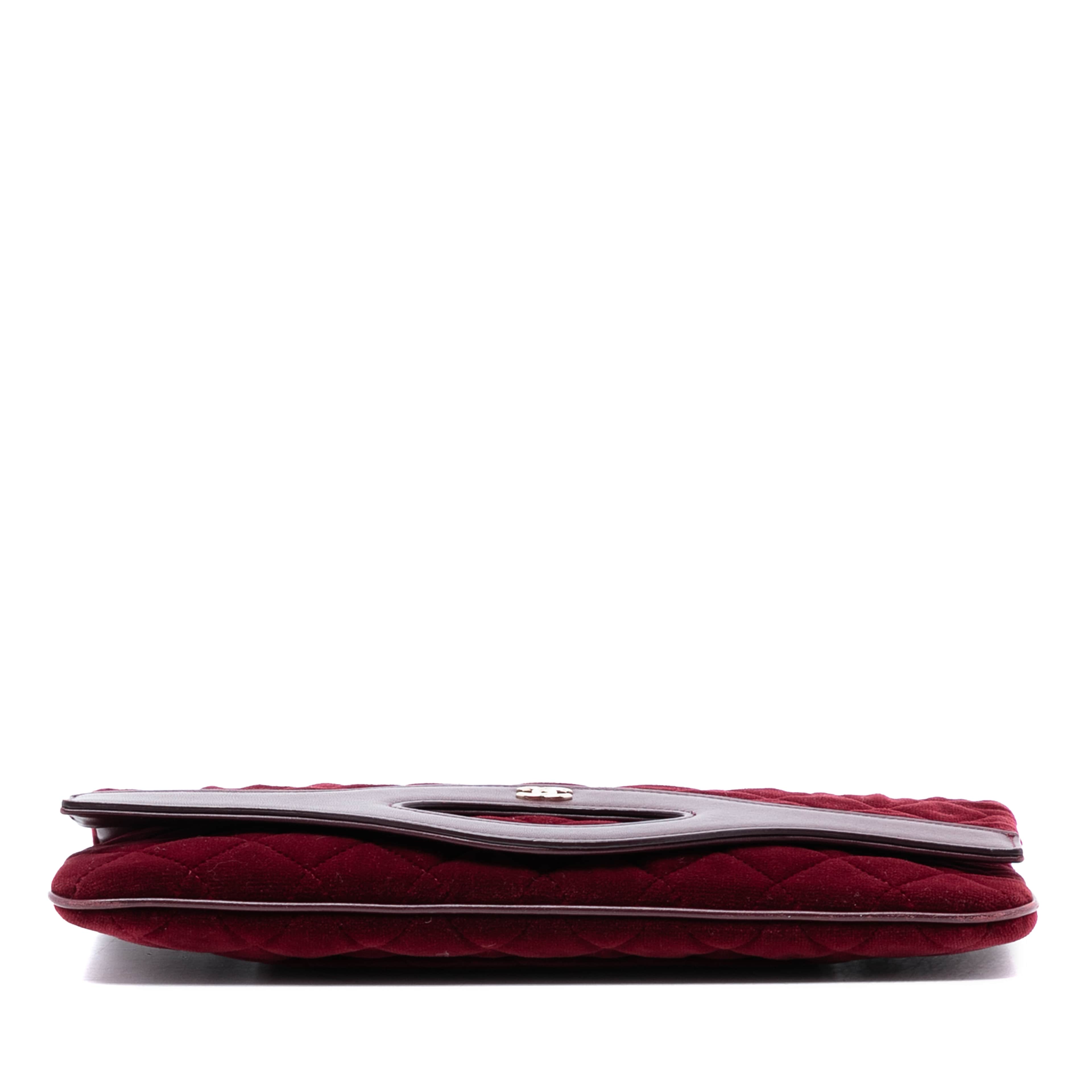 Chanel Quilted Velvet 31 Clutch, från Luxclusif, i färgen burgundy. Klicka för att öppna bilden i stort format