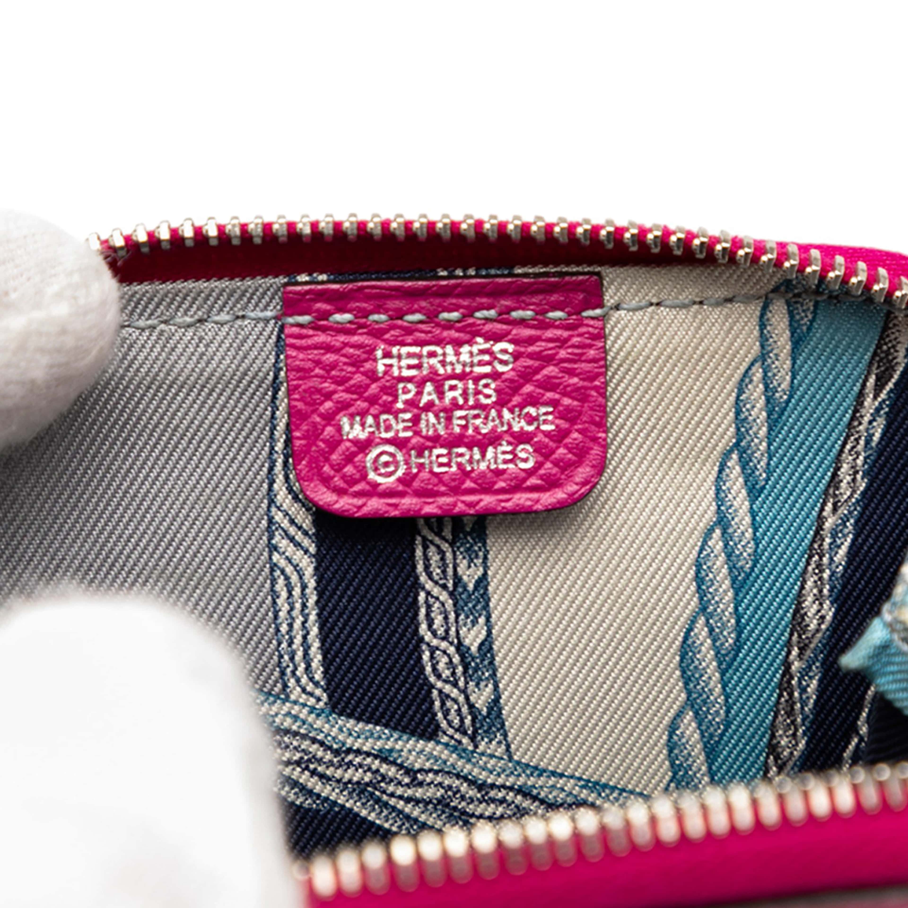 Hermès Epsom Silk In Compact Coin Purse, från Luxclusif, i färgen dark pink. Klicka för att öppna bilden i stort format