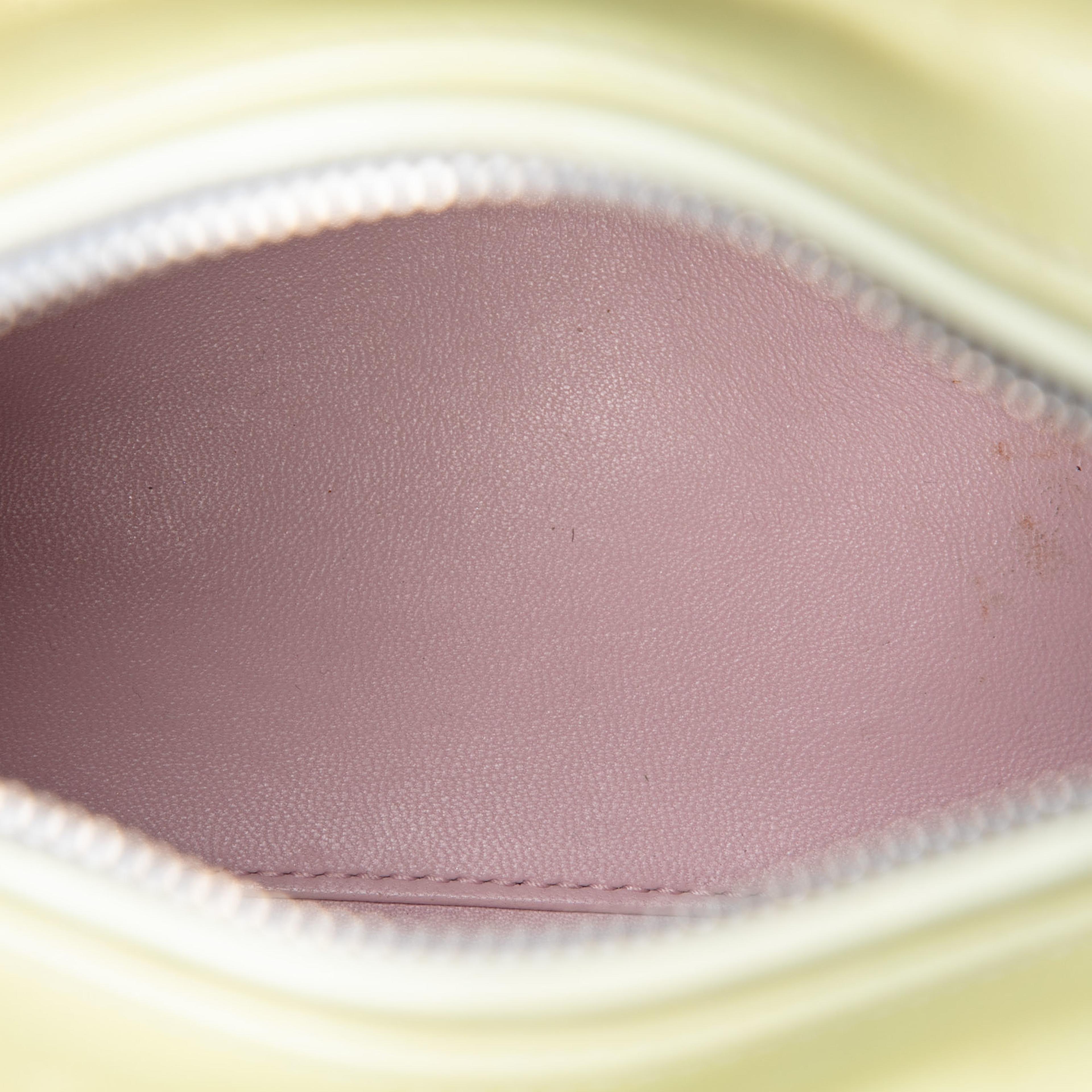Dior Medium Ombre Patent Cannage Lady Dior, från Luxclusif, i färgen light green. Klicka för att öppna bilden i stort format