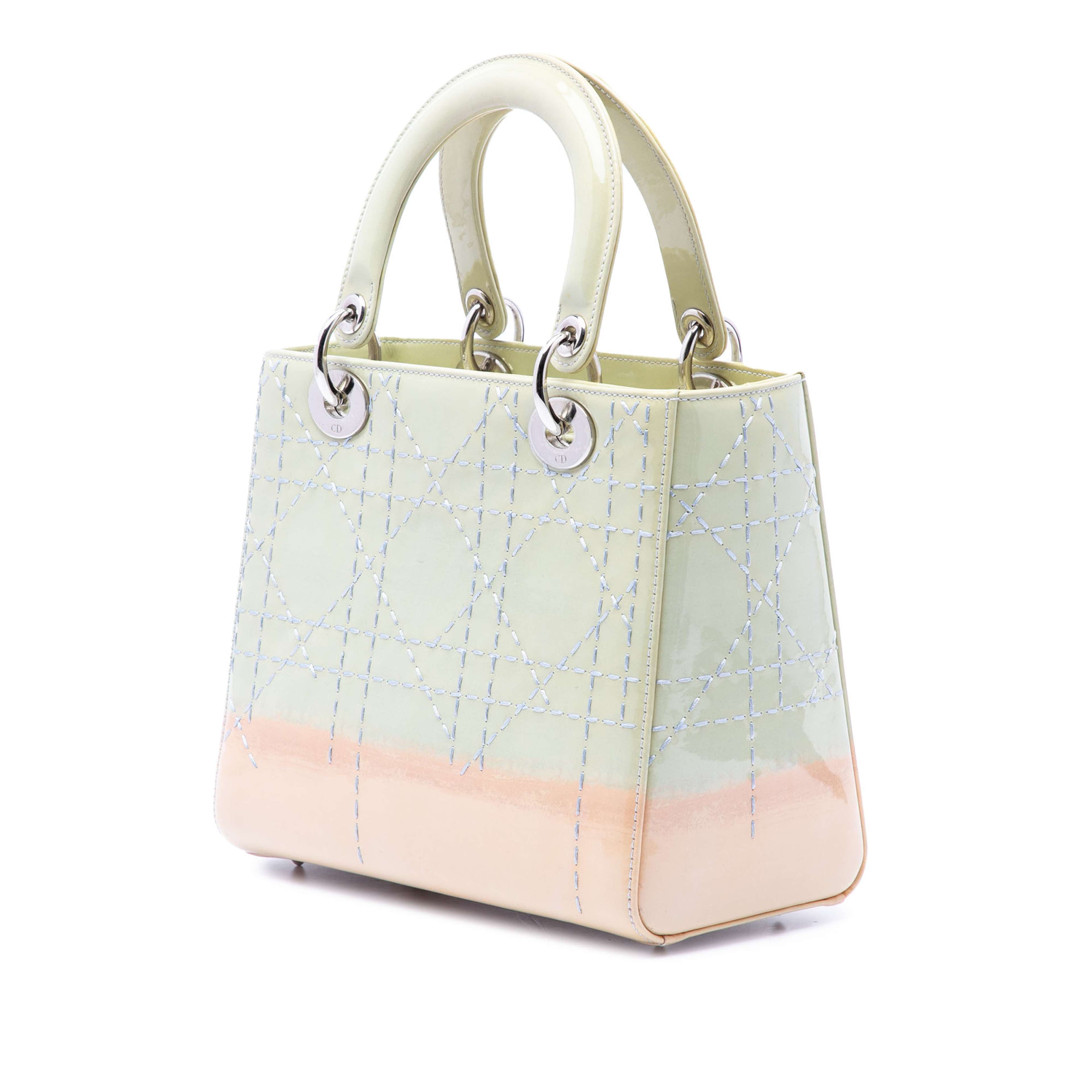 Dior Medium Ombre Patent Cannage Lady Dior, från Luxclusif, i färgen light green. Klicka för att öppna bilden i stort format