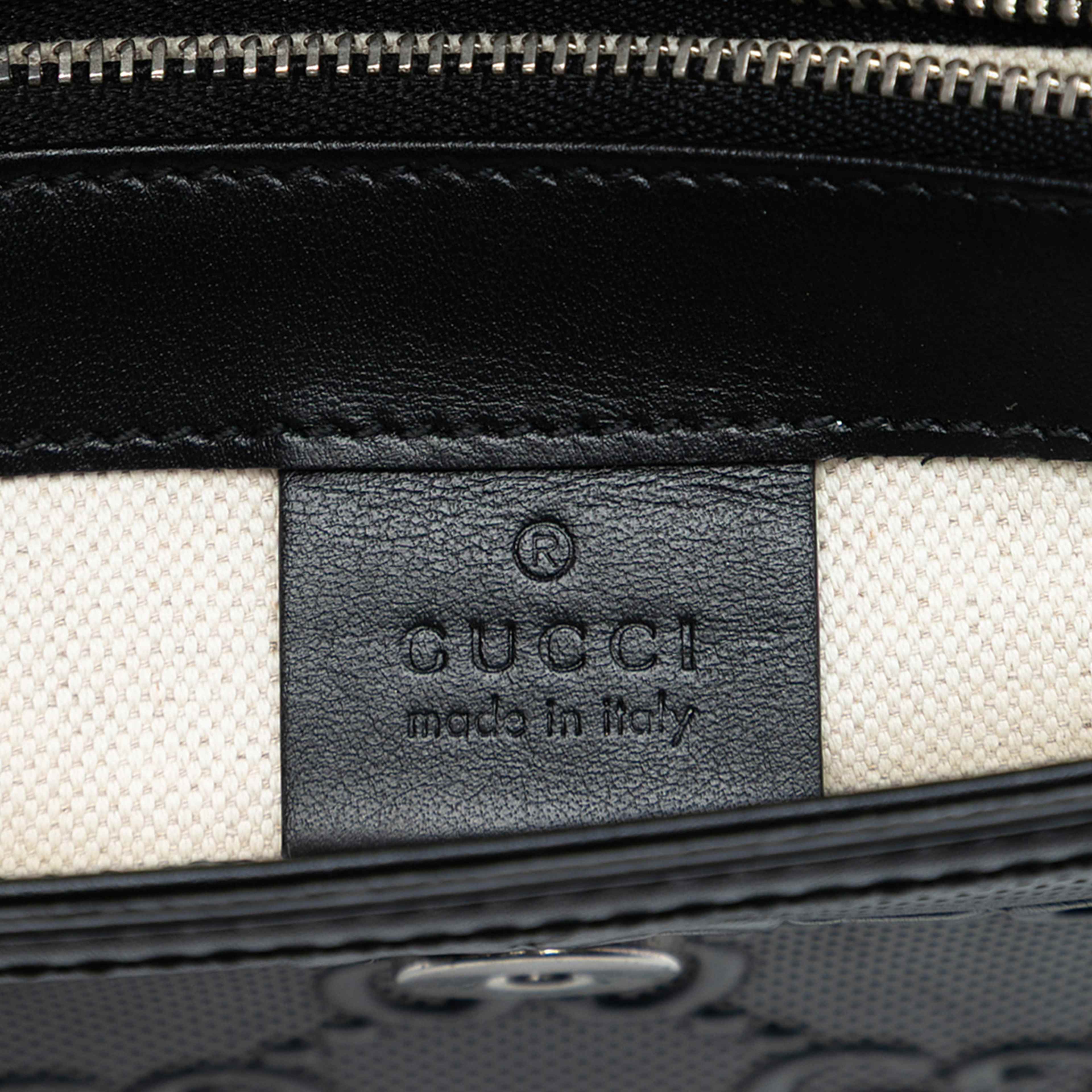 Gucci Gg Embossed Leather Flap Crossbody, från Luxclusif, i färgen black. Klicka för att öppna bilden i stort format