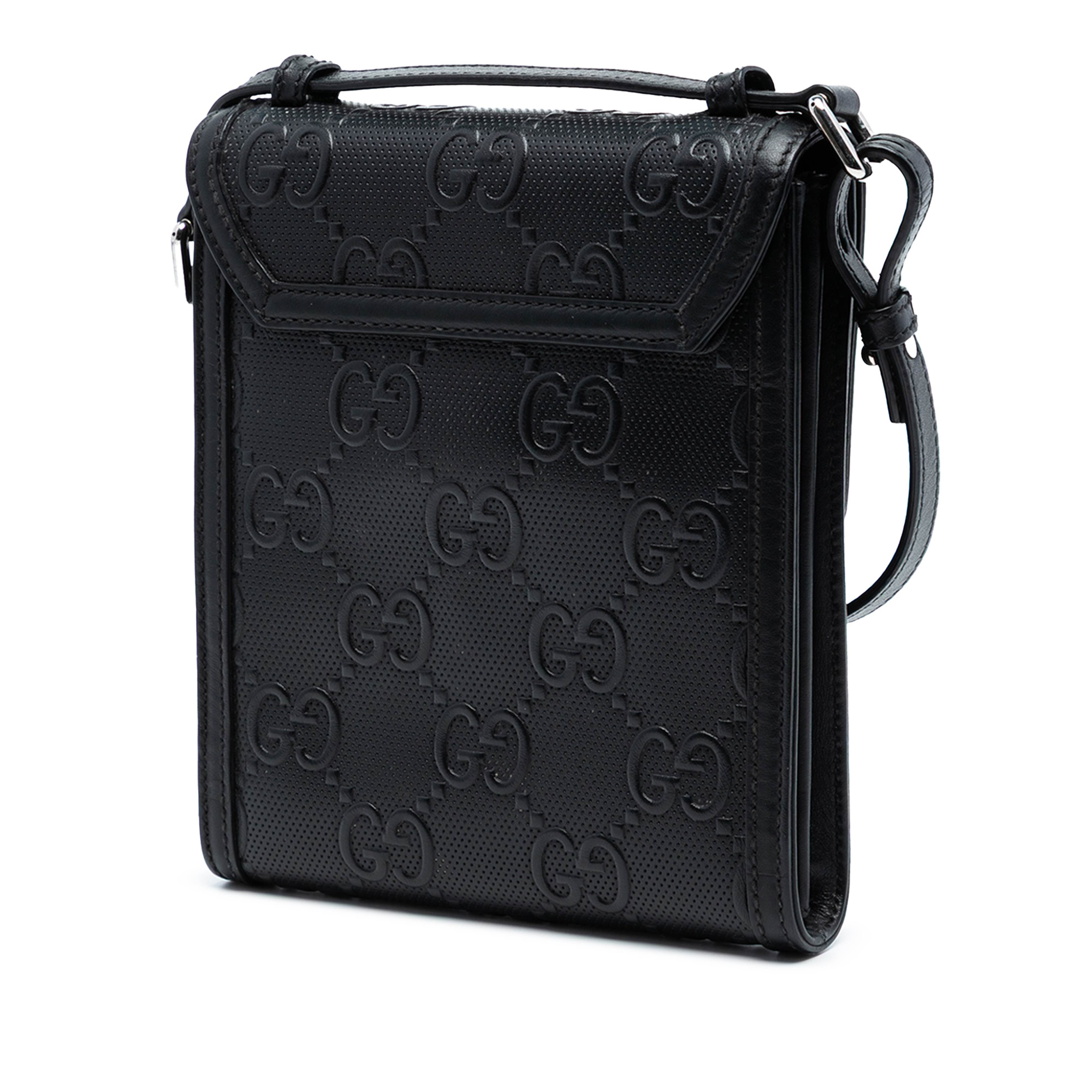Gucci Gg Embossed Leather Flap Crossbody, från Luxclusif, i färgen black. Klicka för att öppna bilden i stort format