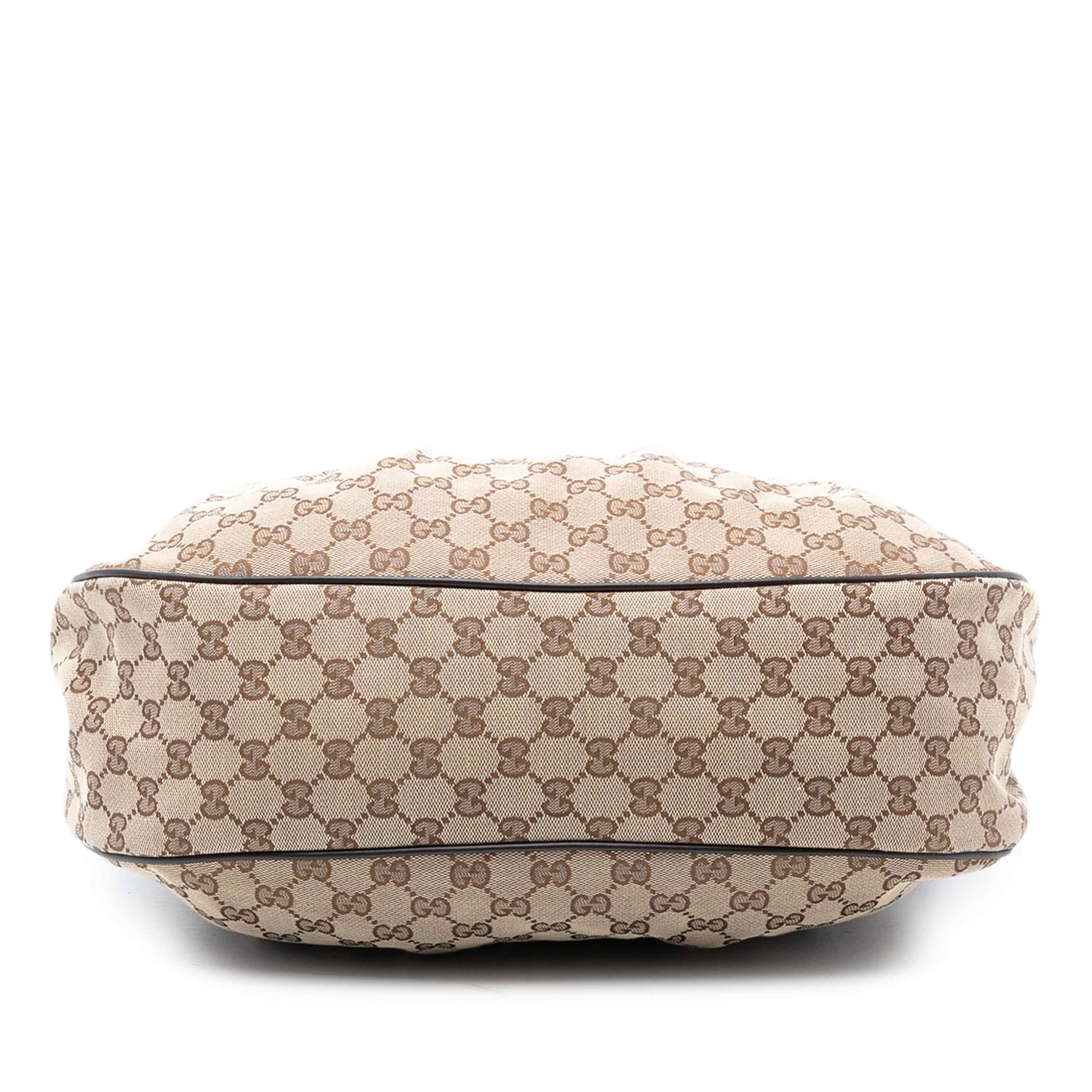 Gucci Gg Canvas Sukey Shoulder Bag, från Luxclusif, i färgen beige. Klicka för att öppna bilden i stort format