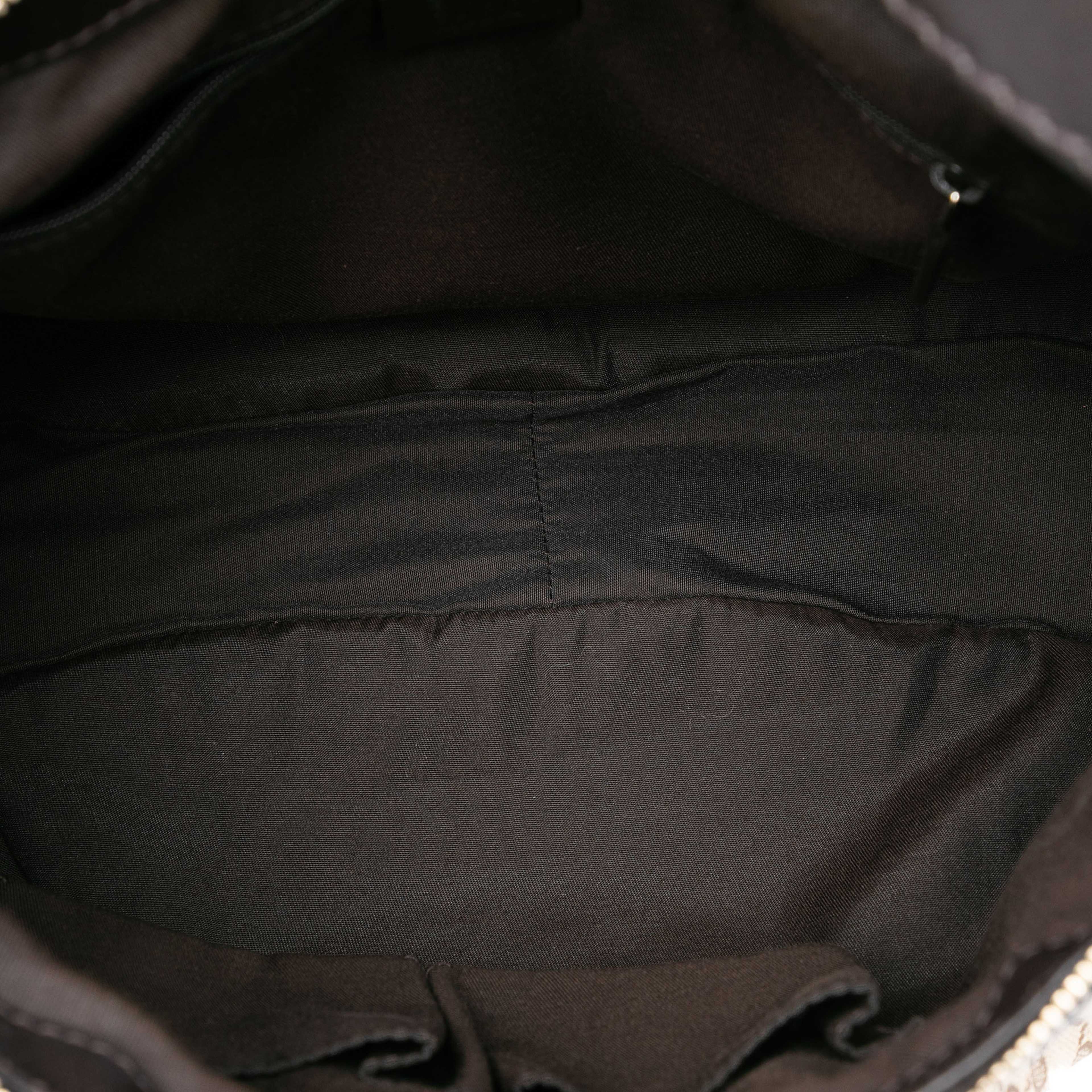 Gucci Gg Canvas Sukey Shoulder Bag, från Luxclusif, i färgen beige. Klicka för att öppna bilden i stort format