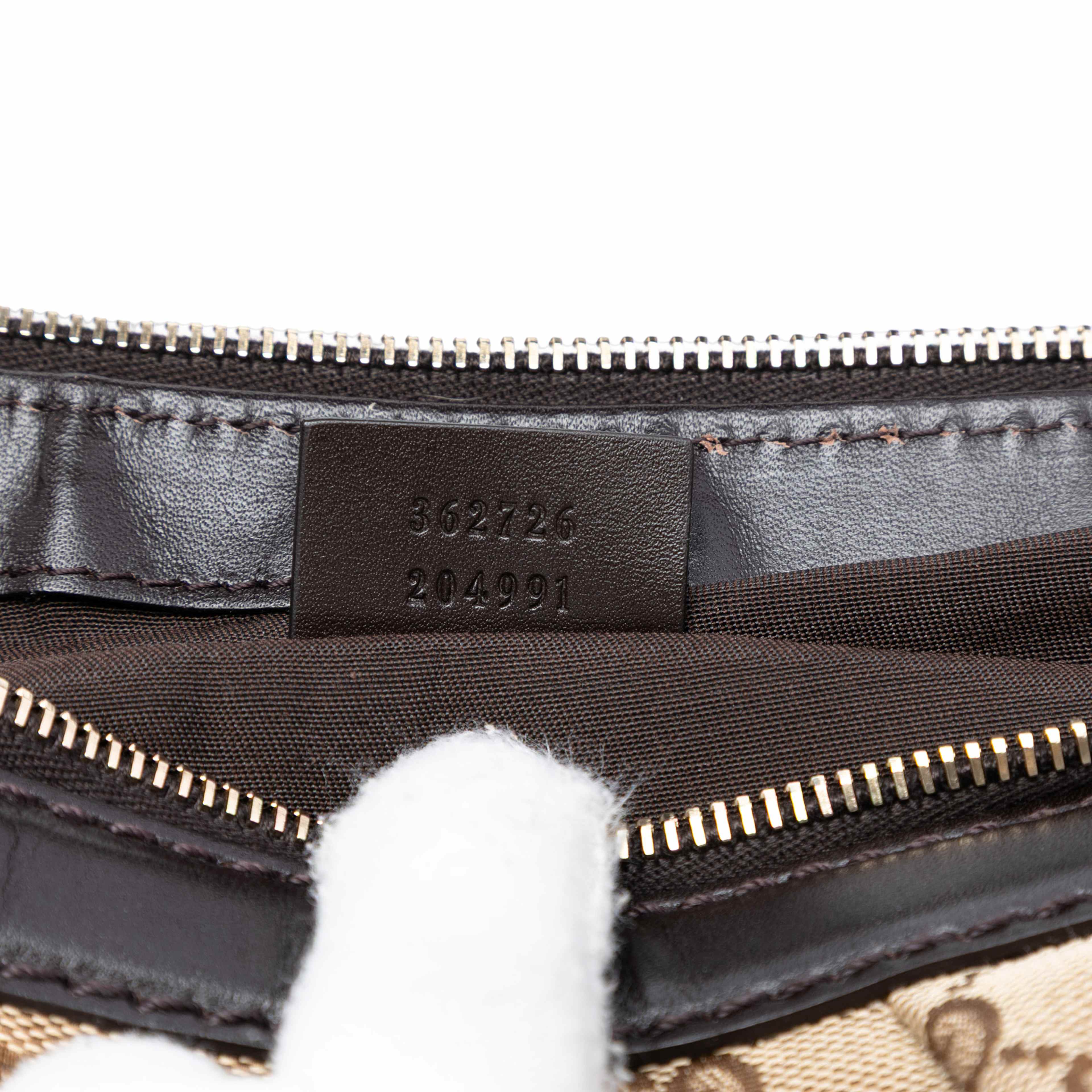 Gucci Gg Canvas Sukey Shoulder Bag, från Luxclusif, i färgen beige. Klicka för att öppna bilden i stort format