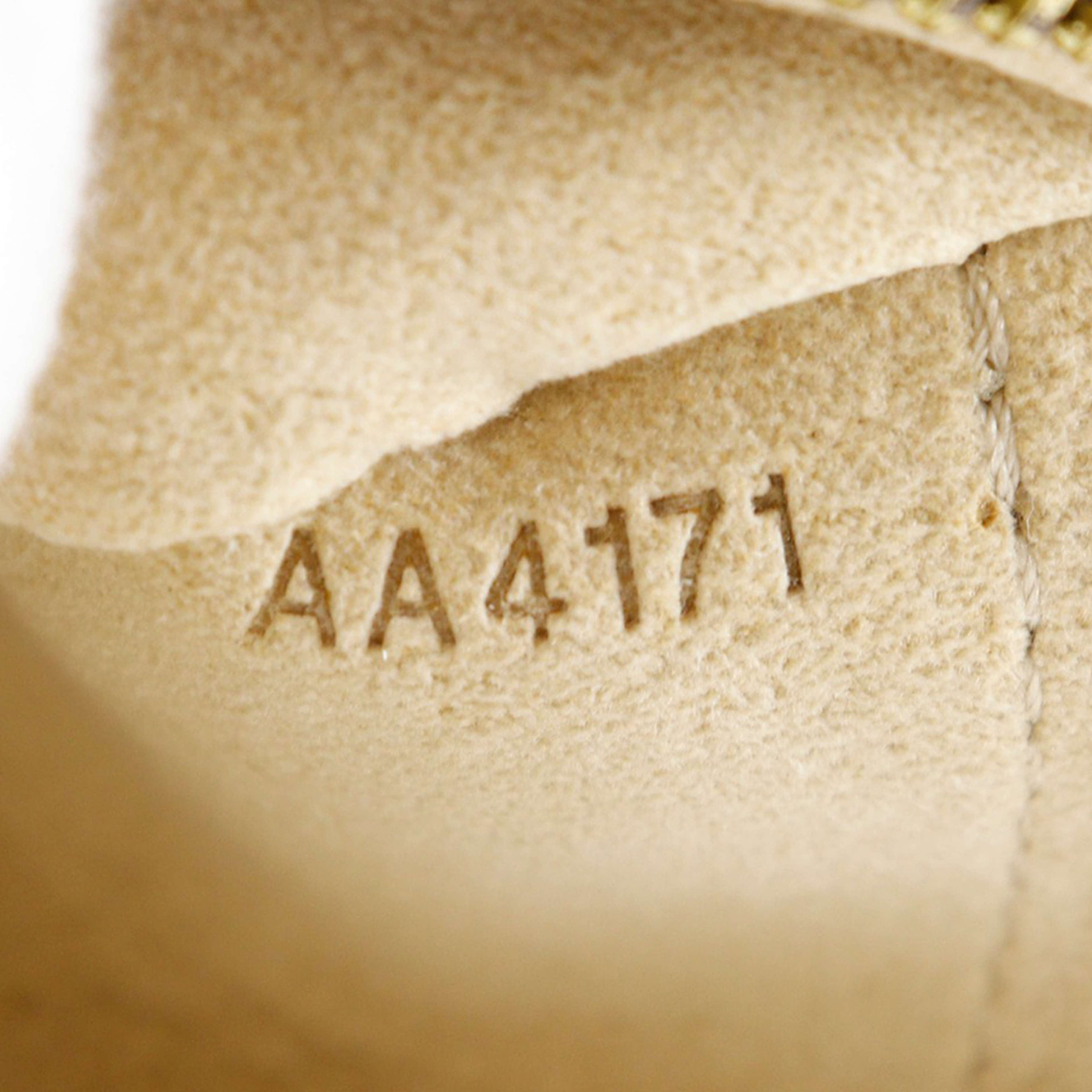 Louis Vuitton Monogram Pochette Milla Mm, från Luxclusif, i färgen brown. Klicka för att öppna bilden i stort format