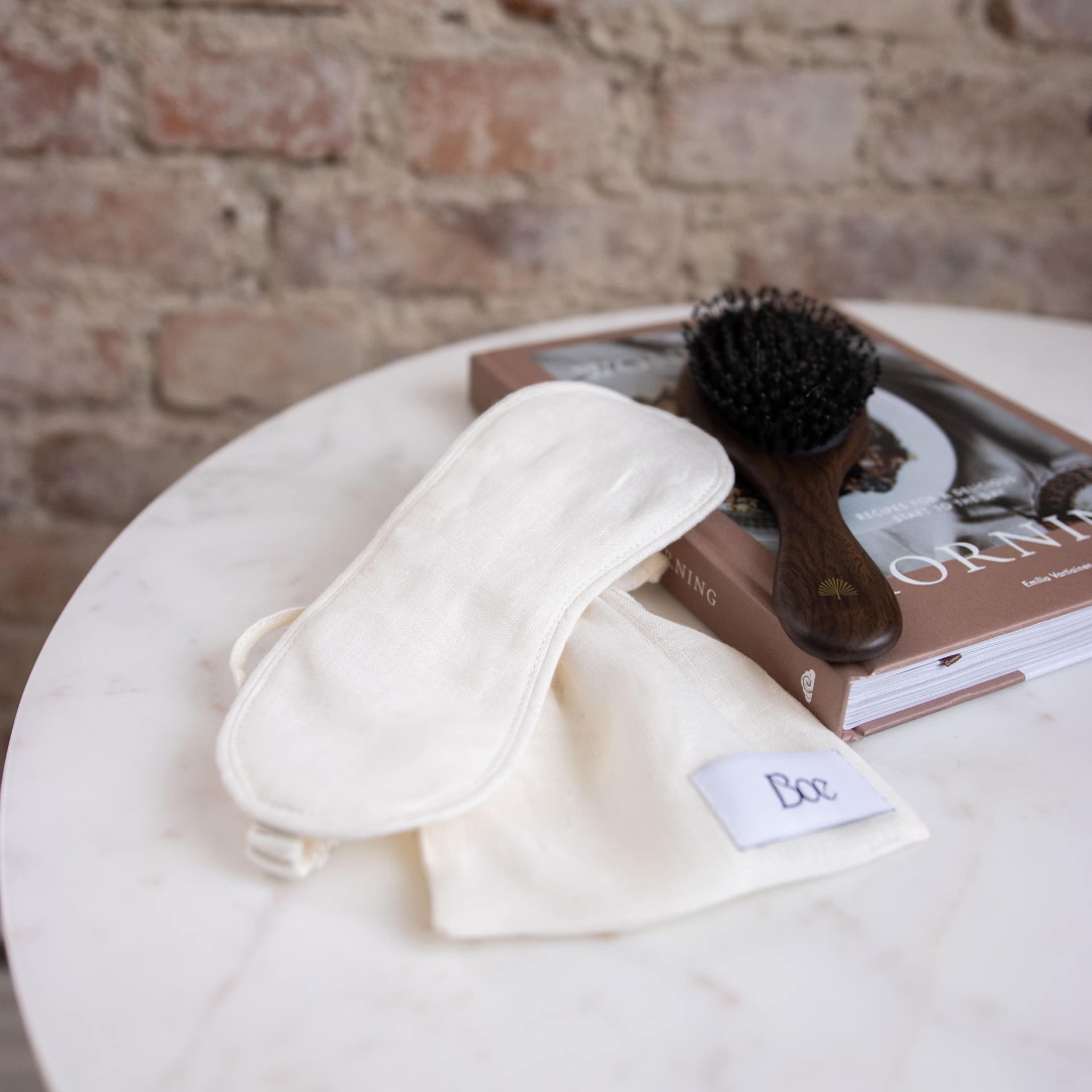 Butler Blvd - Sleeping Mask, från Home of ESS, i färgen white. Klicka för att öppna bilden i stort format