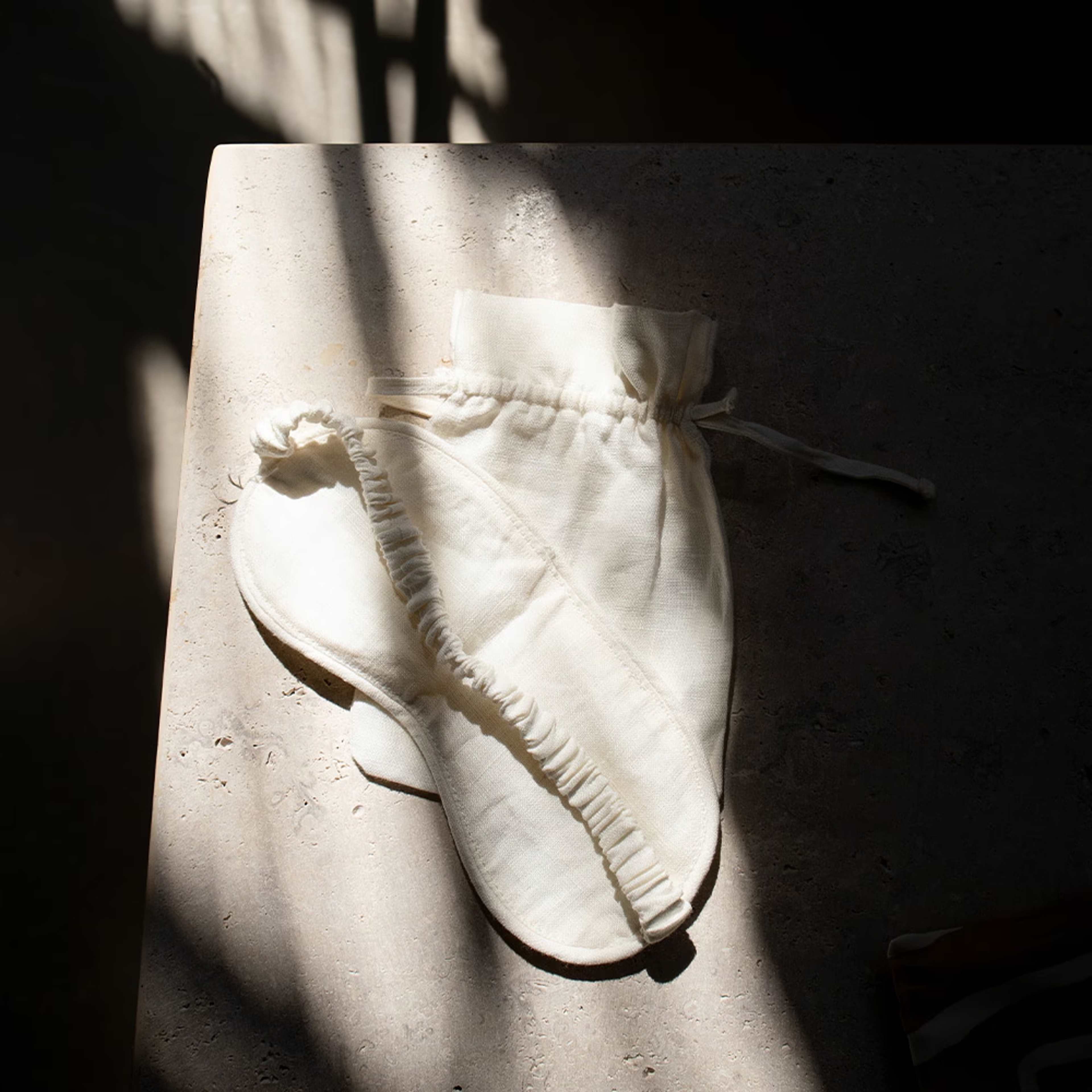 Butler Blvd - Sleeping Mask, från Home of ESS, i färgen white. Klicka för att öppna bilden i stort format