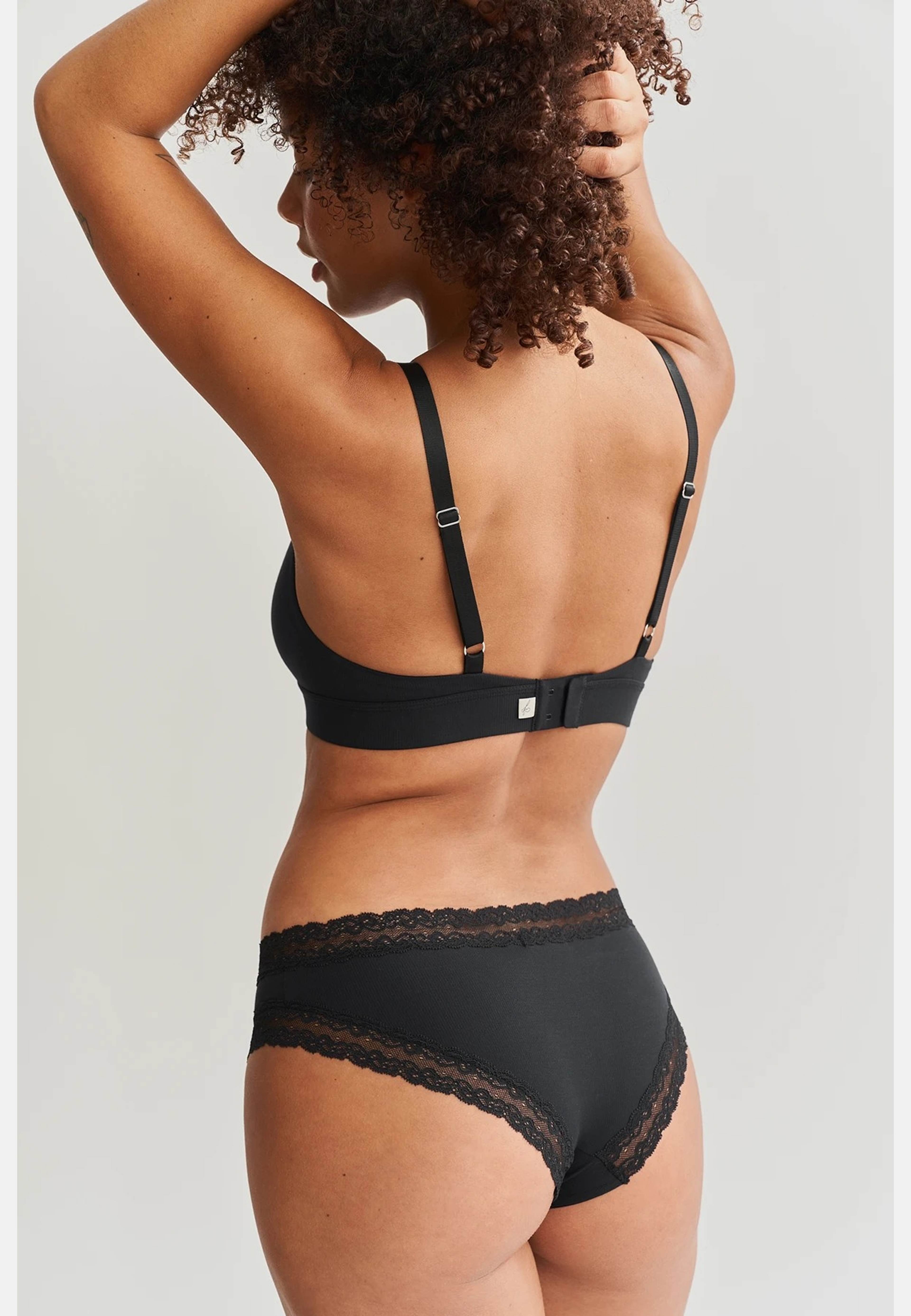 Flora Bralette - Black, från FEMIQUE, i färgen black. Klicka för att öppna bilden i stort format