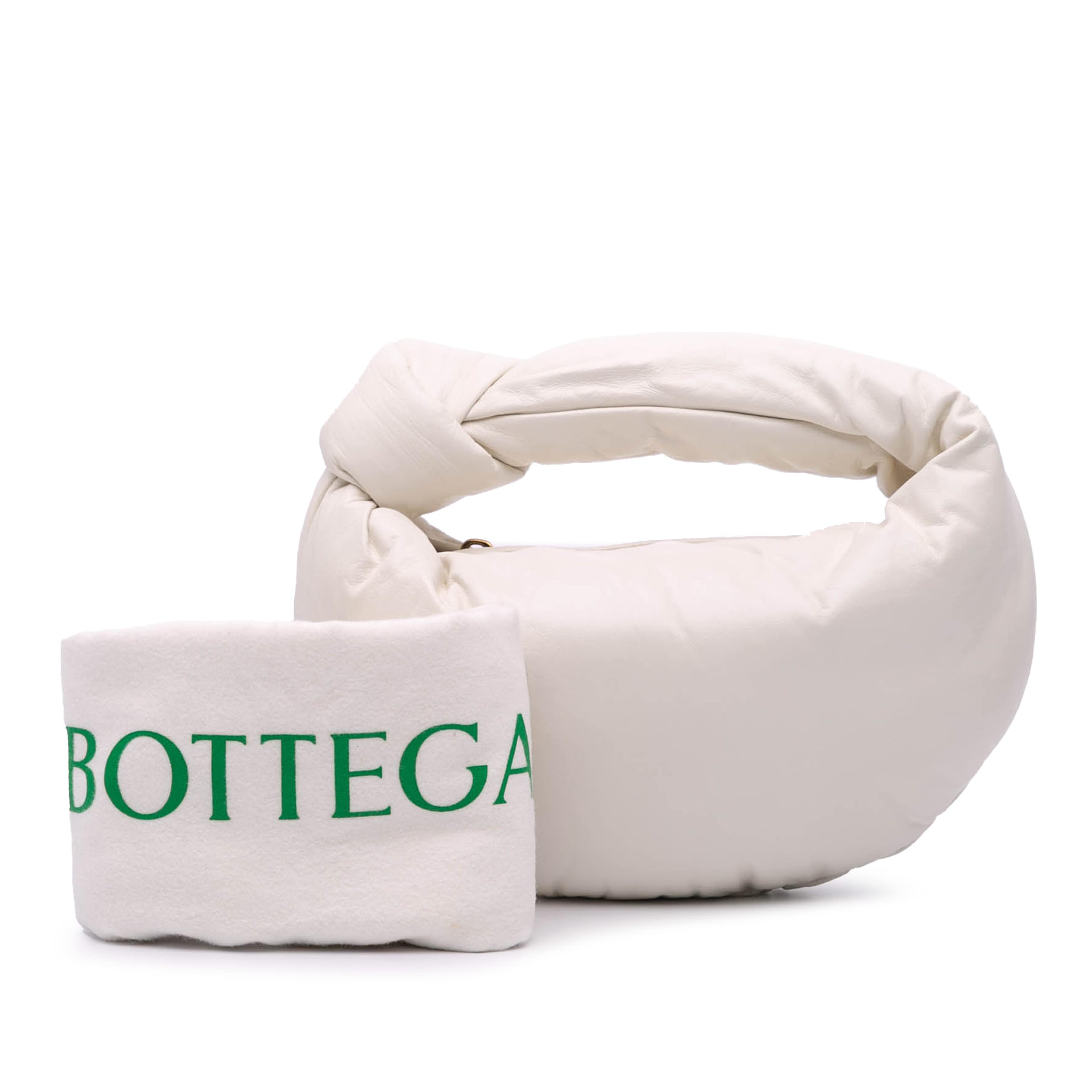Bottega Veneta Mini Nappa Puffy Jodie, från Luxclusif, i färgen vit. Klicka för att öppna bilden i stort format
