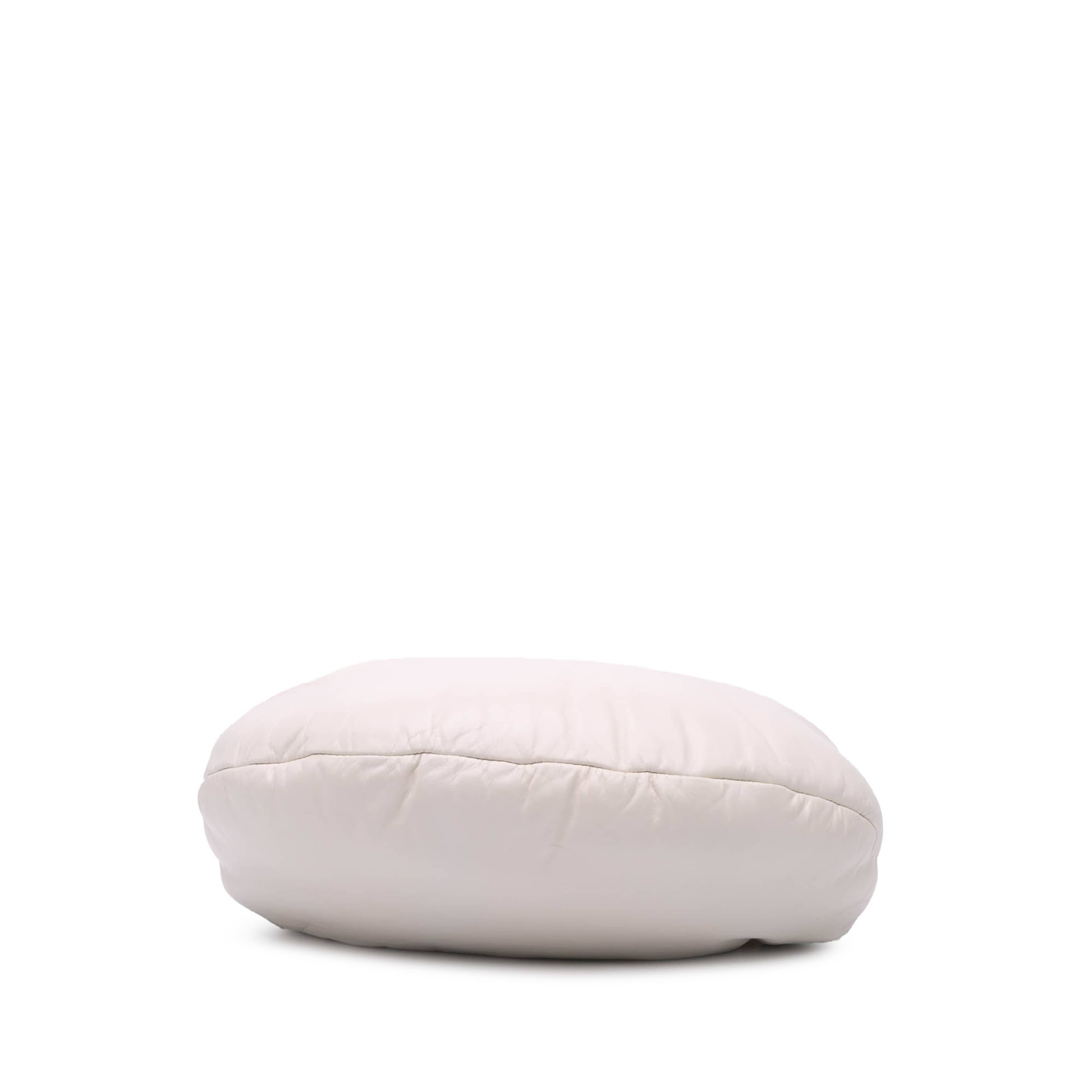 Bottega Veneta Mini Nappa Puffy Jodie, från Luxclusif, i färgen vit. Klicka för att öppna bilden i stort format