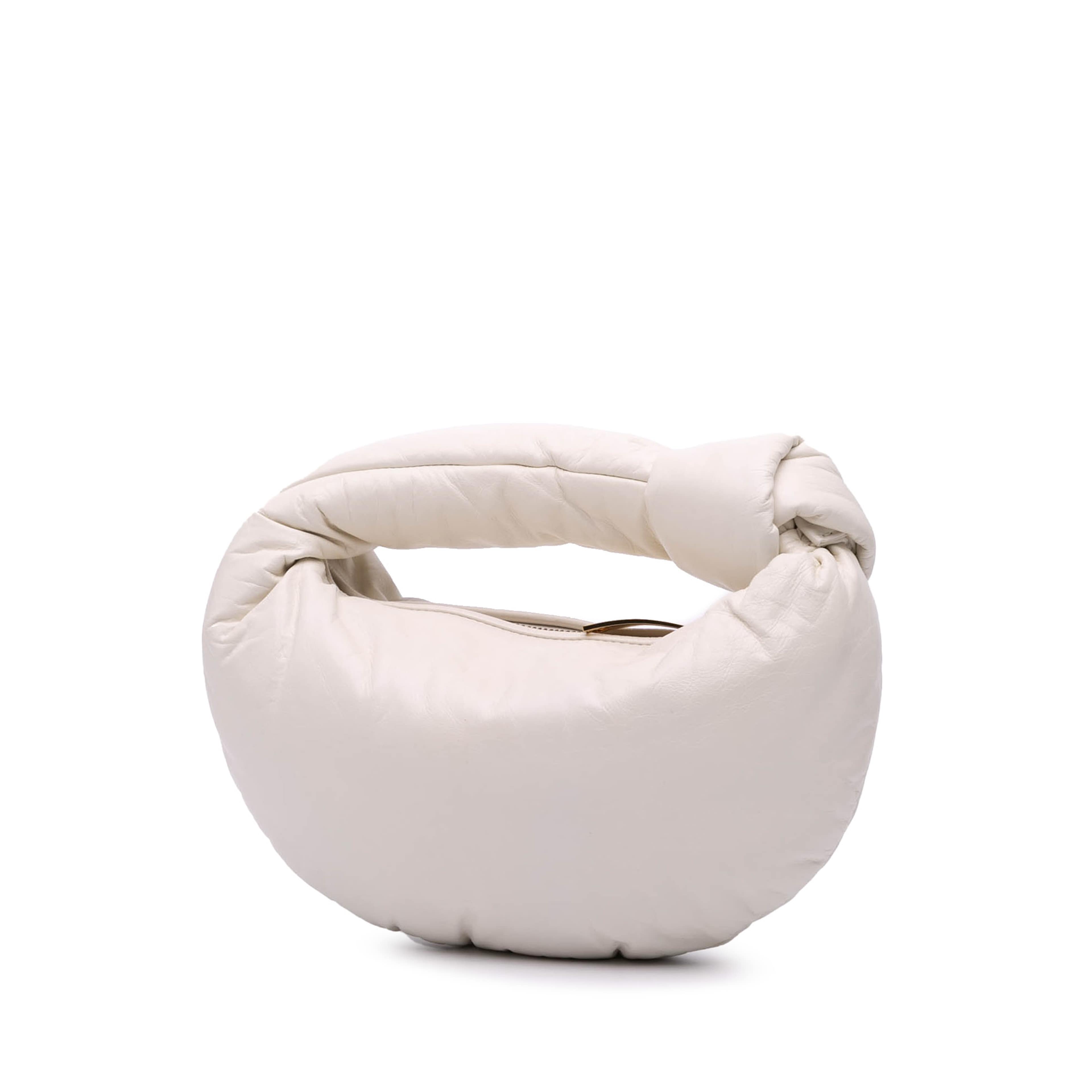 Bottega Veneta Mini Nappa Puffy Jodie, från Luxclusif, i färgen vit. Klicka för att öppna bilden i stort format