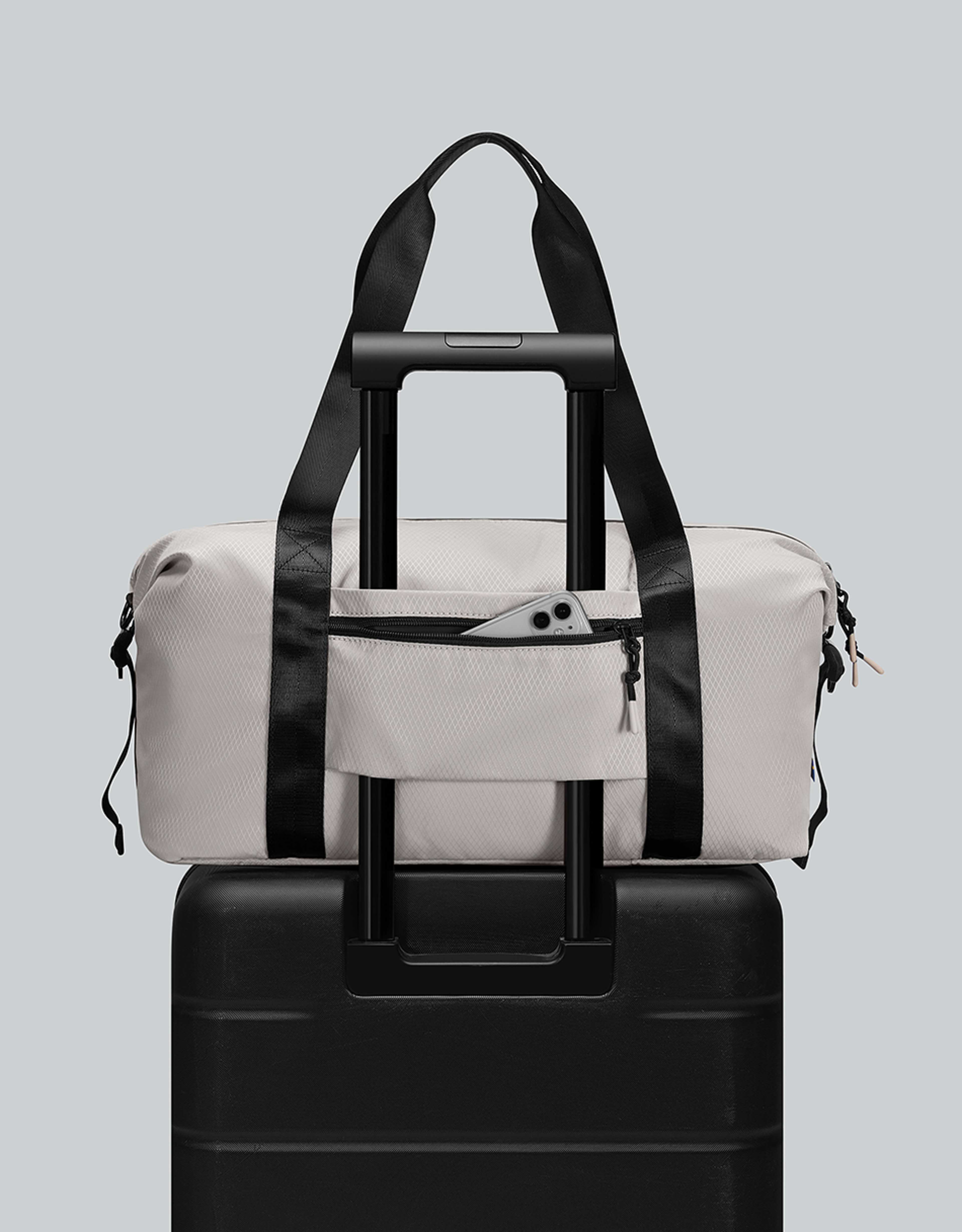 Lightweight Packable Duffel Bag, från Gaston Luga, i färgen taupe. Klicka för att öppna bilden i stort format