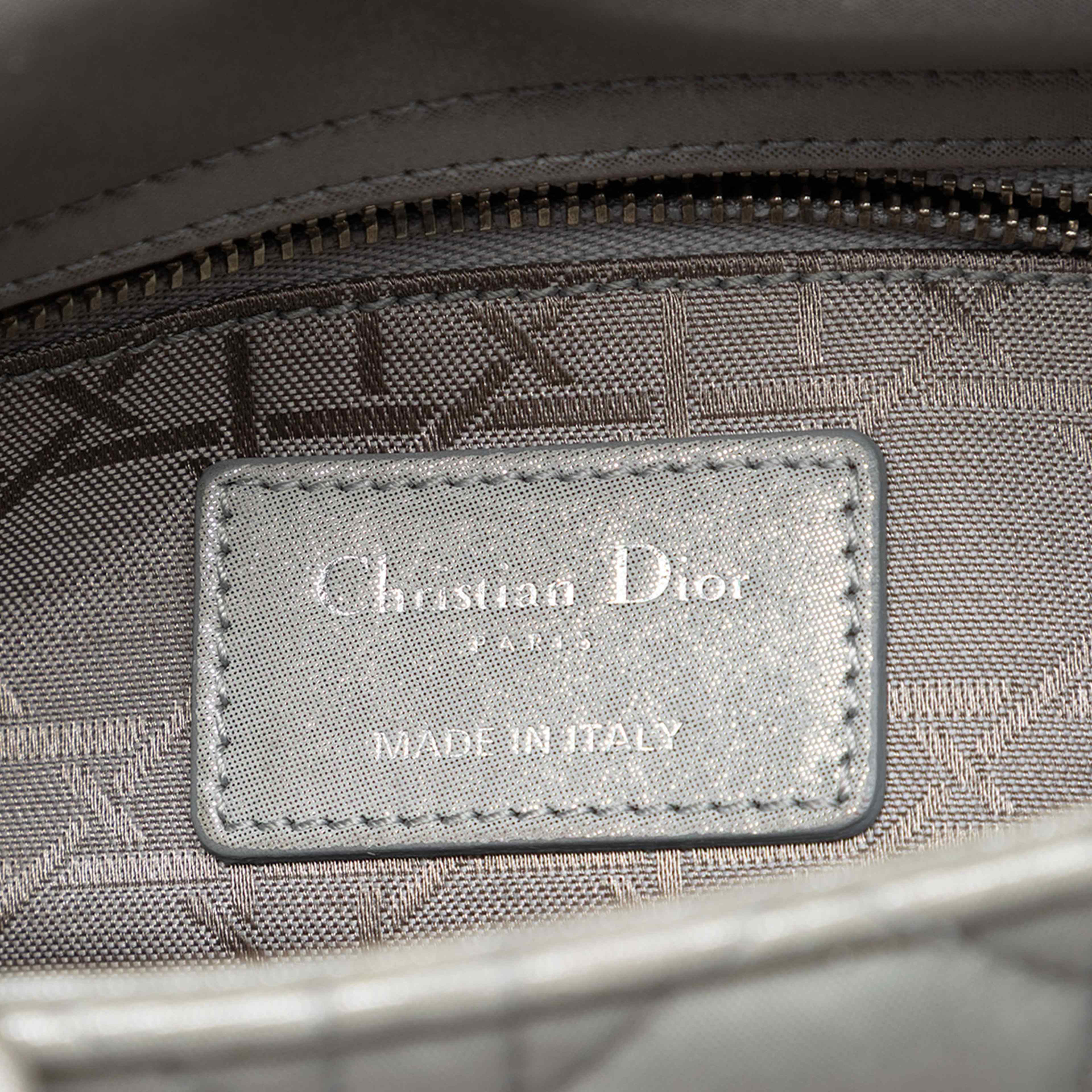 Dior Mini Iridescent Lambskin Cannage Lady Dior, från Luxclusif, i färgen silver. Klicka för att öppna bilden i stort format