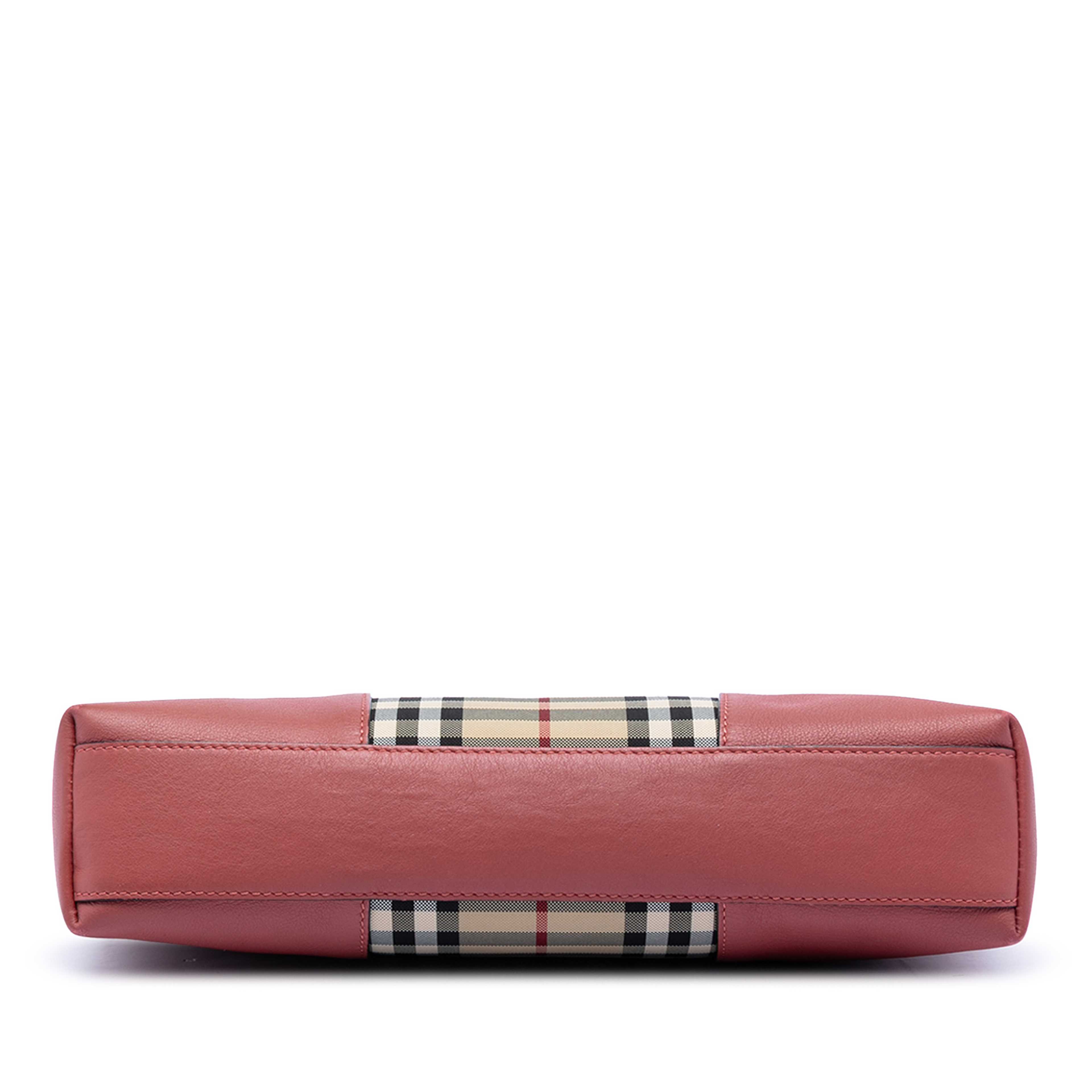 Burberry Haymarket Check Coated Canvas Chichester Crossbody, från Luxclusif, i färgen beige. Klicka för att öppna bilden i stort format