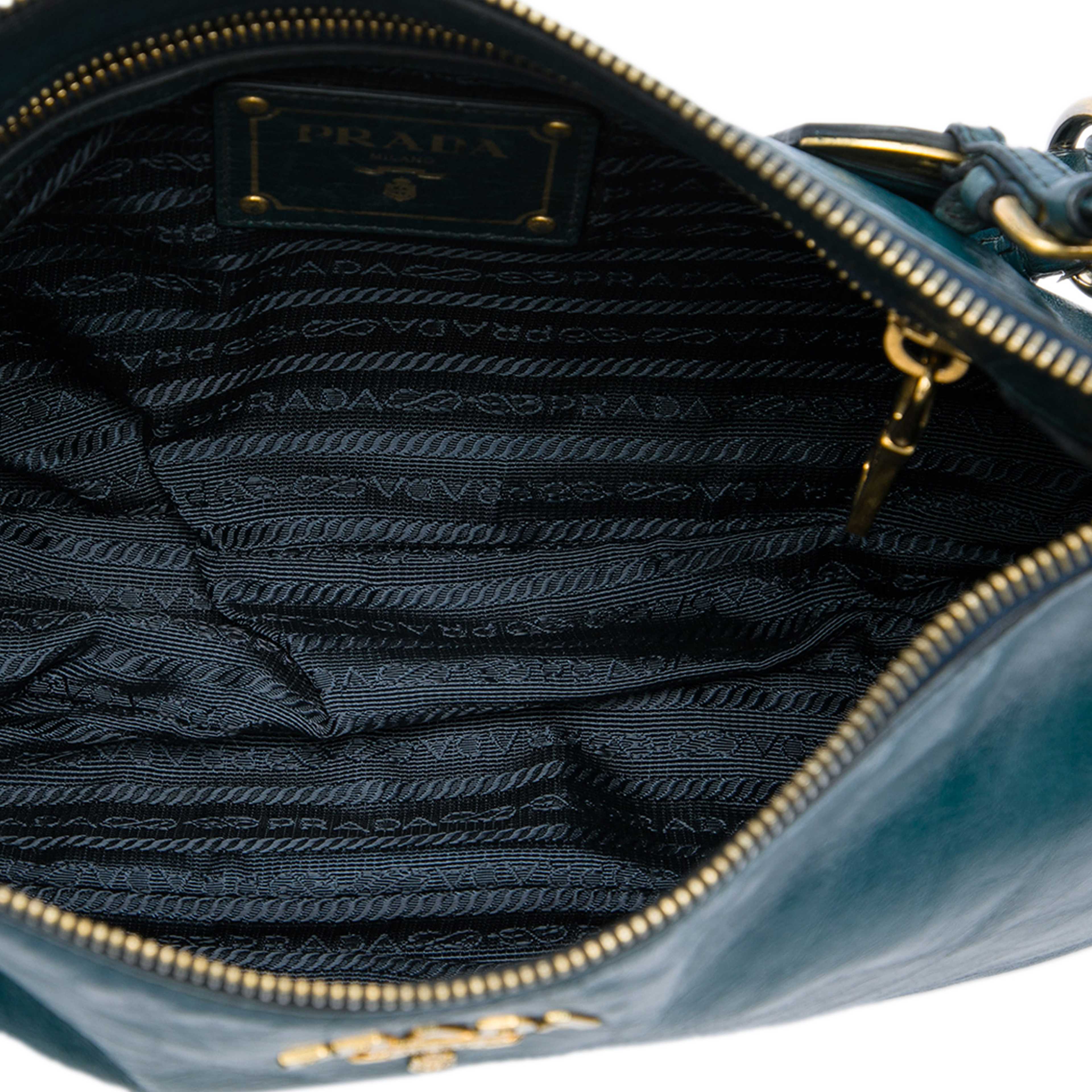 Prada Vitello Shine Shoulder Bag, från Luxclusif, i färgen blå. Klicka för att öppna bilden i stort format