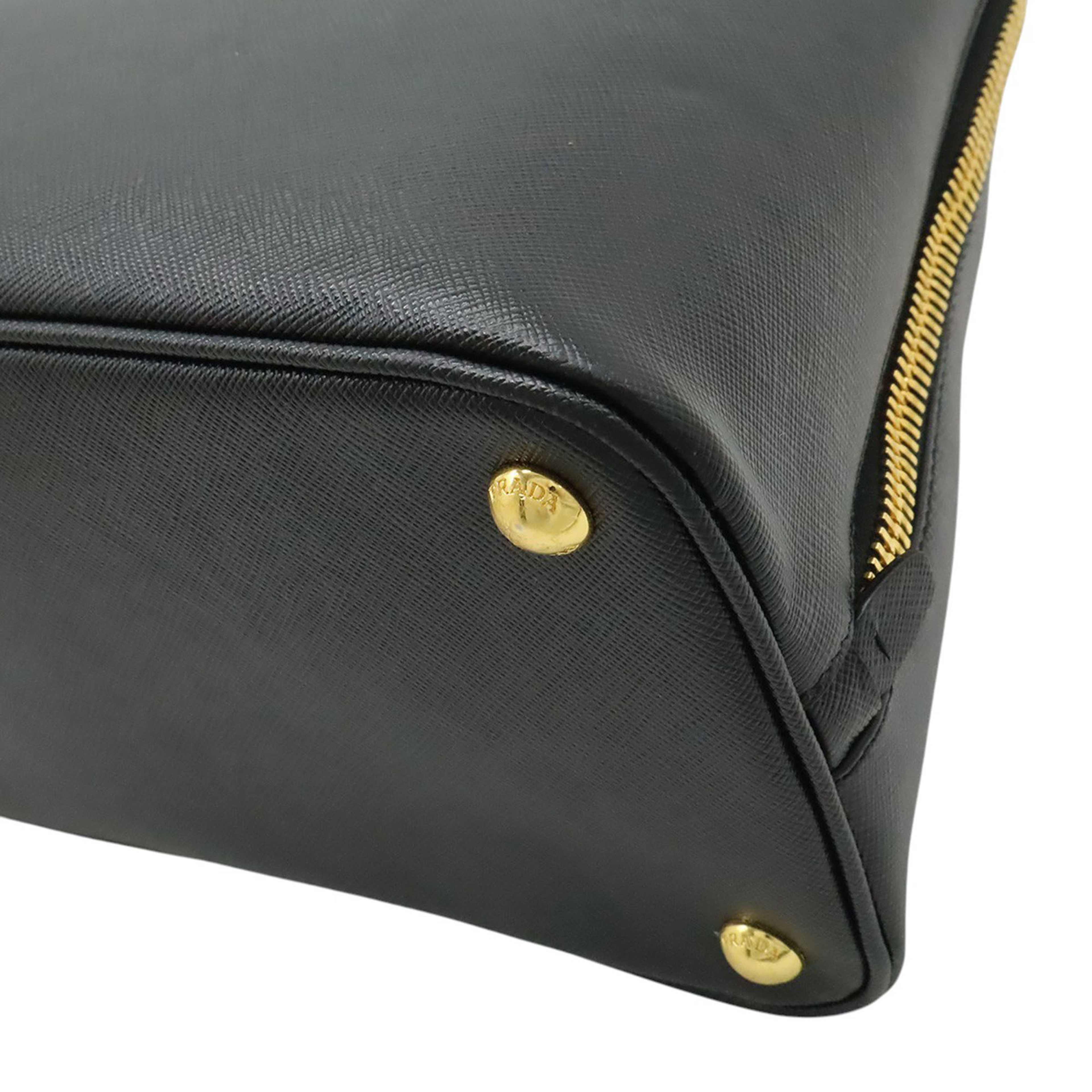 Prada Large Saffiano Lux Promenade Satchel, från Luxclusif, i färgen svart. Klicka för att öppna bilden i stort format