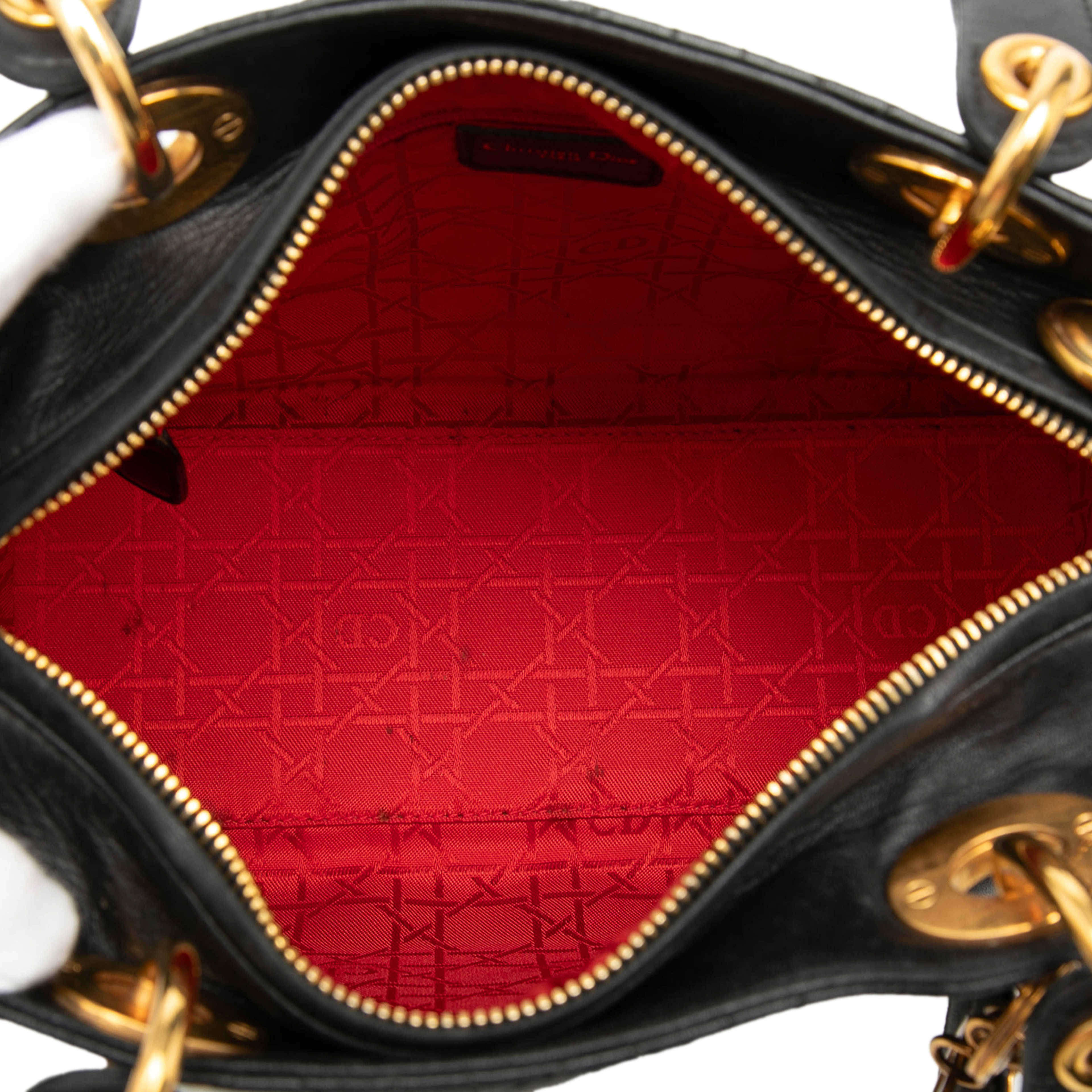 Dior Medium Lambskin Cannage Lady Dior, från Luxclusif, i färgen black. Klicka för att öppna bilden i stort format