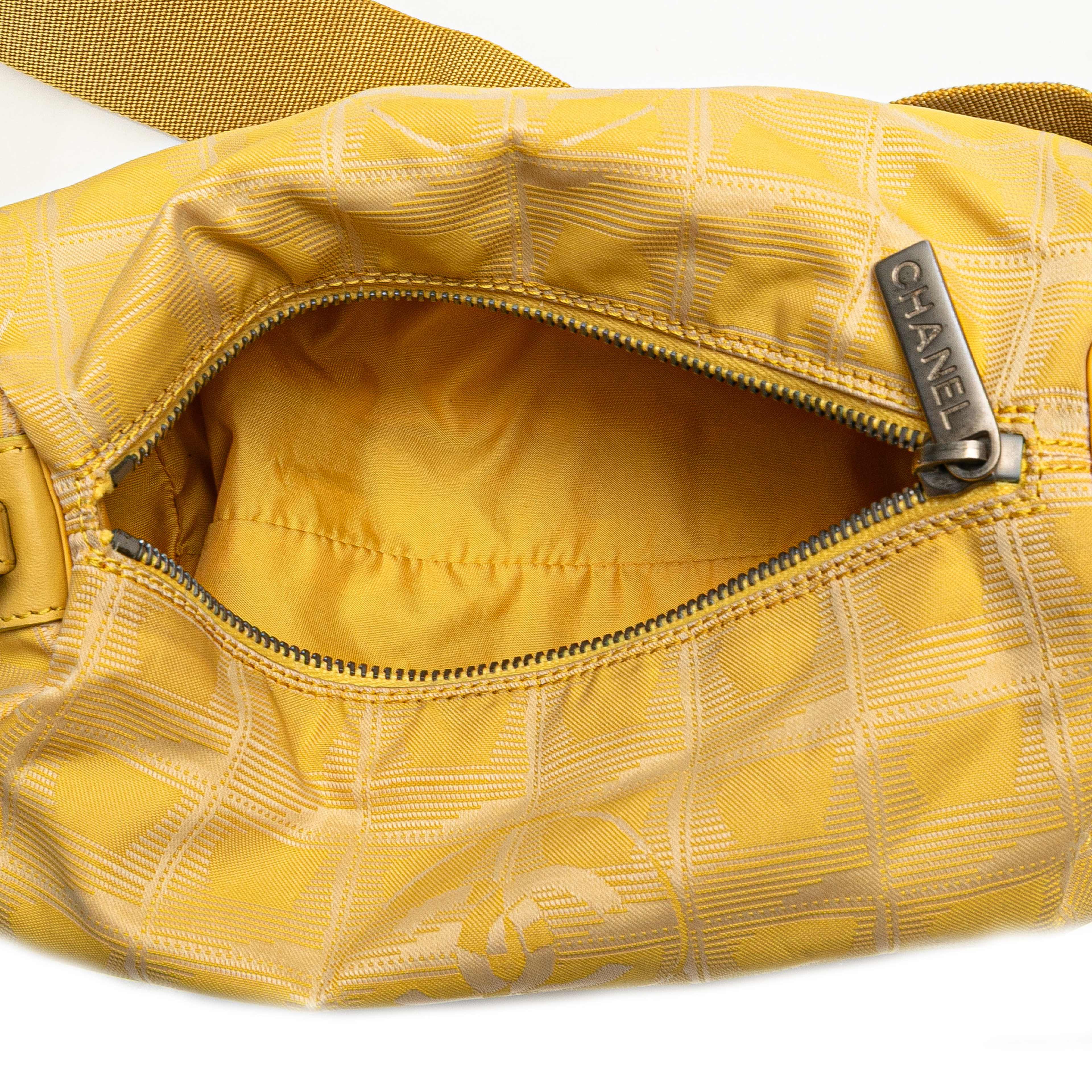 Chanel New Travel Line Nylon Barrel Shoulder Bag, från Luxclusif, i färgen mustard. Klicka för att öppna bilden i stort format