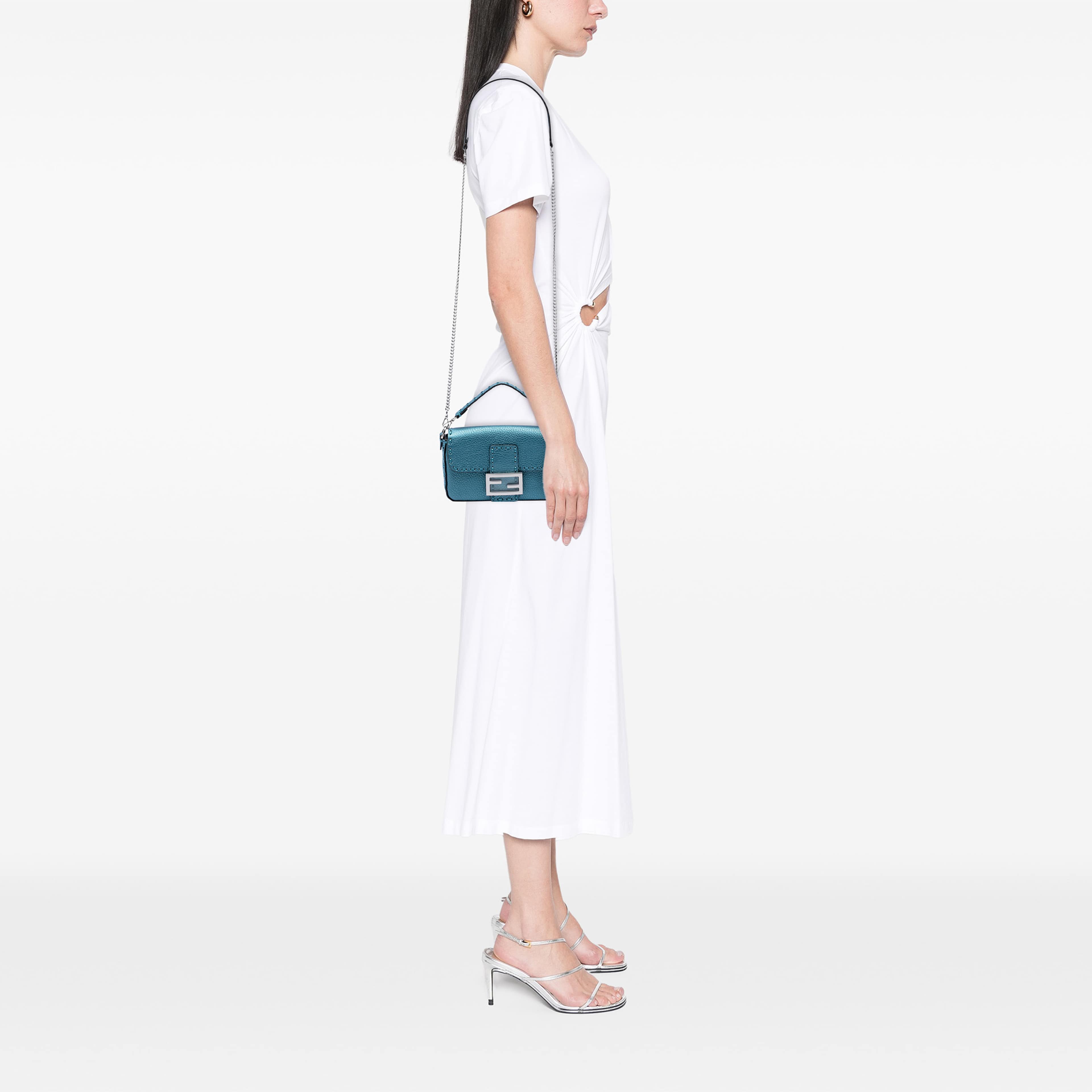 Fendi Mini Metallic Leather Selleria Baguette Satchel, från Luxclusif, i färgen blå. Klicka för att öppna bilden i stort format