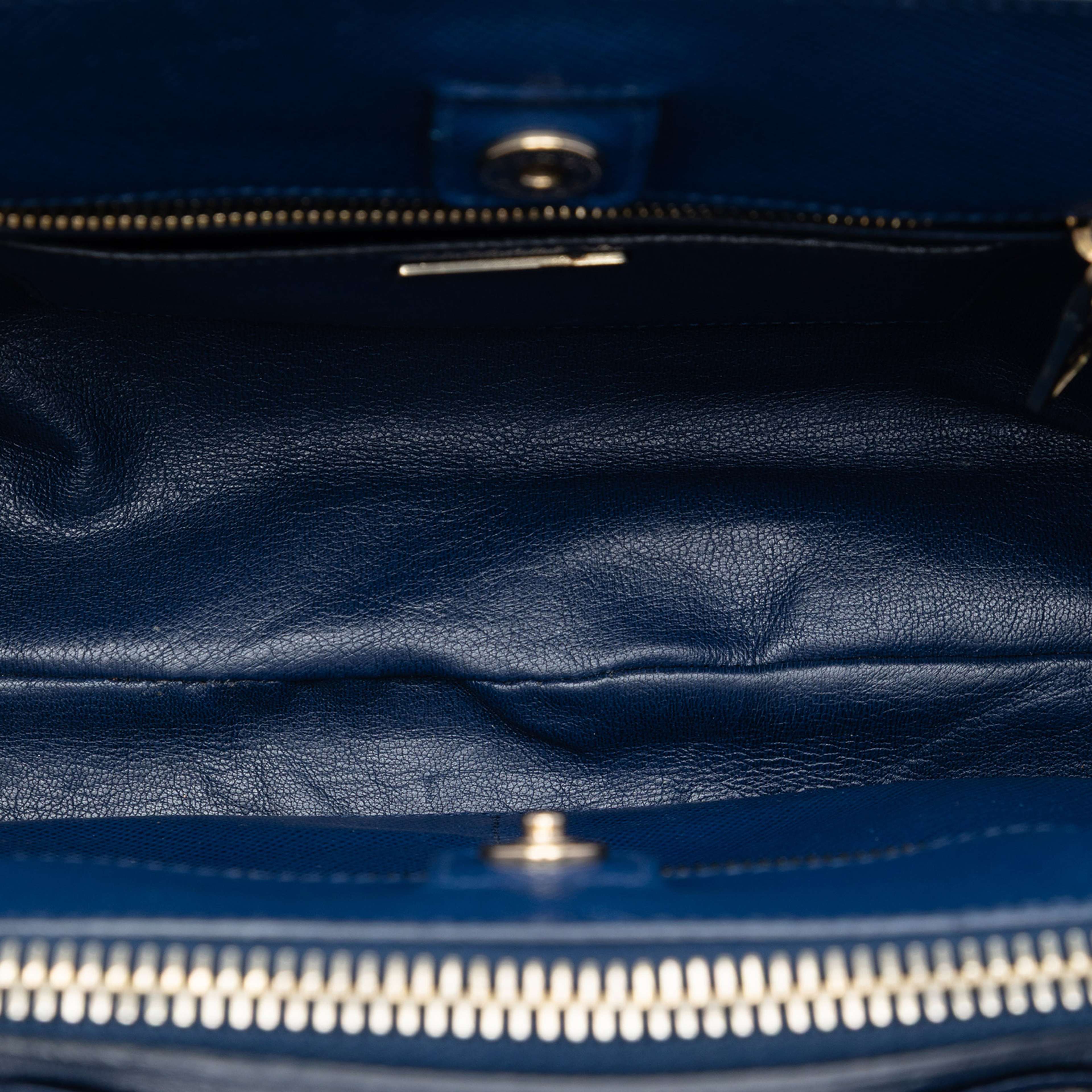 Prada Saffiano Cuir Double Zip Top Handle Bag, från Luxclusif, i färgen dark blue. Klicka för att öppna bilden i stort format