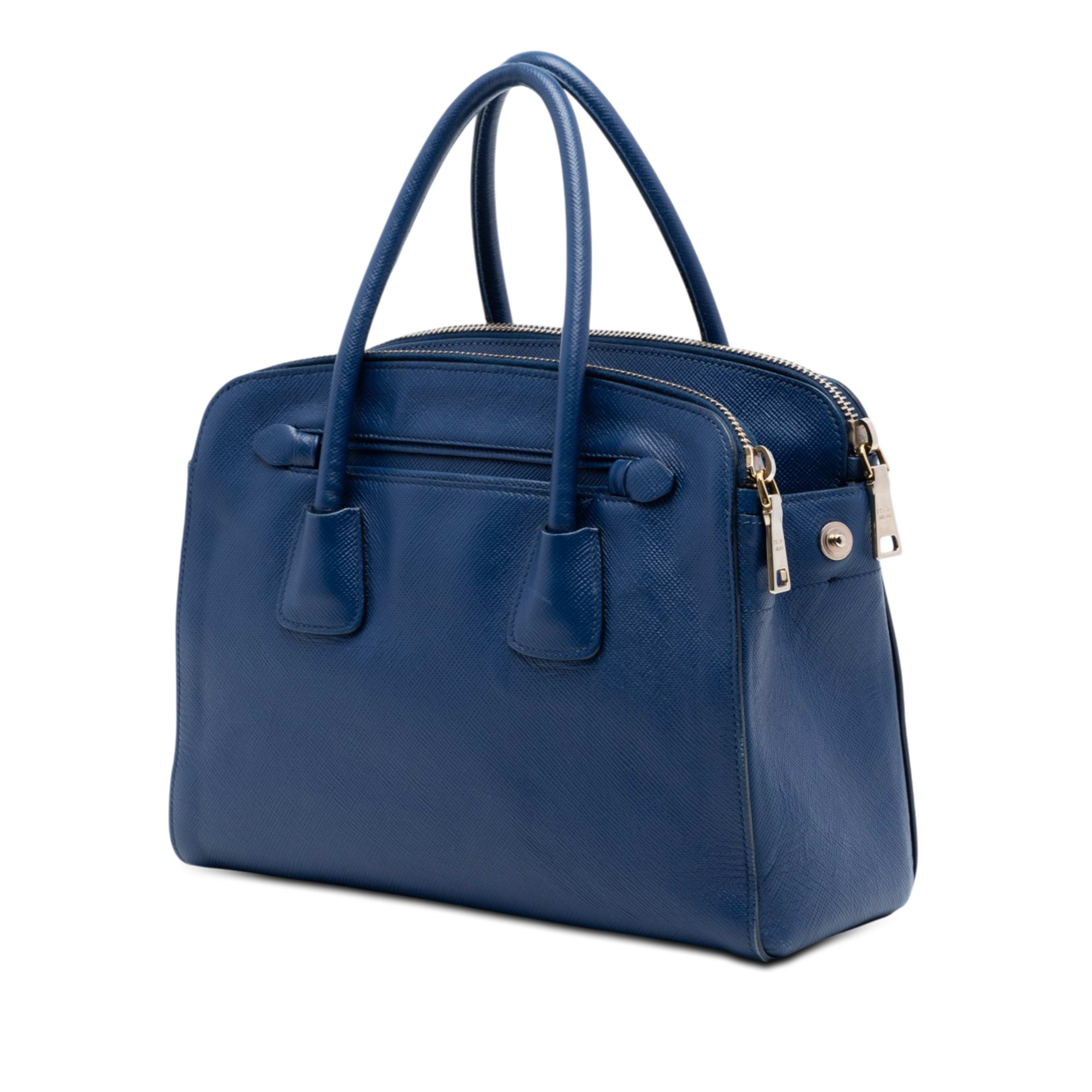 Prada Saffiano Cuir Double Zip Top Handle Bag, från Luxclusif, i färgen blå. Klicka för att öppna bilden i stort format